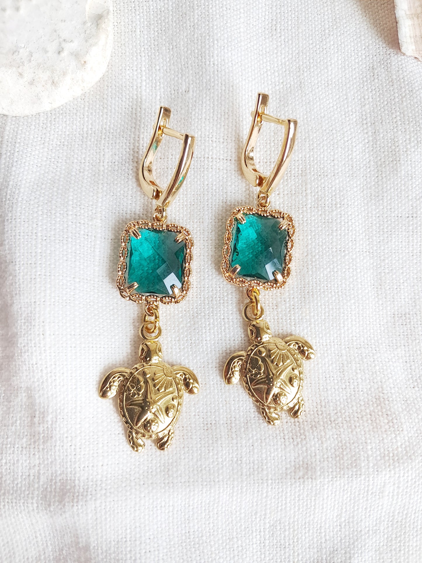 Boucles d'oreilles gemmes vertes et tortues