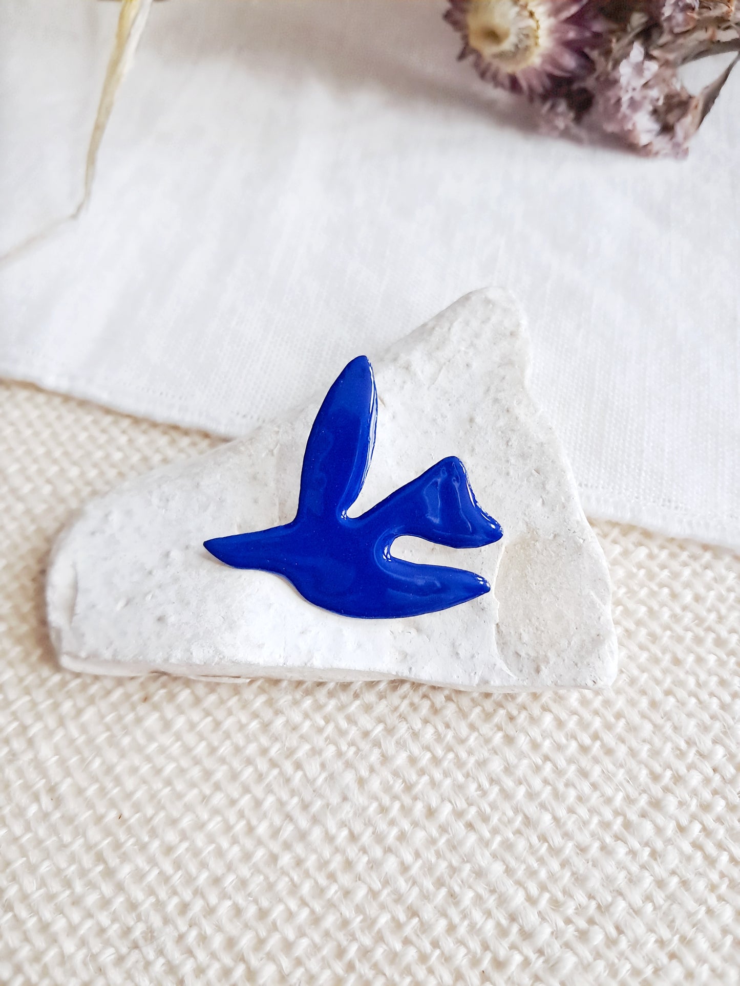 Pin's oiseau bleu de Matisse en laiton et émail