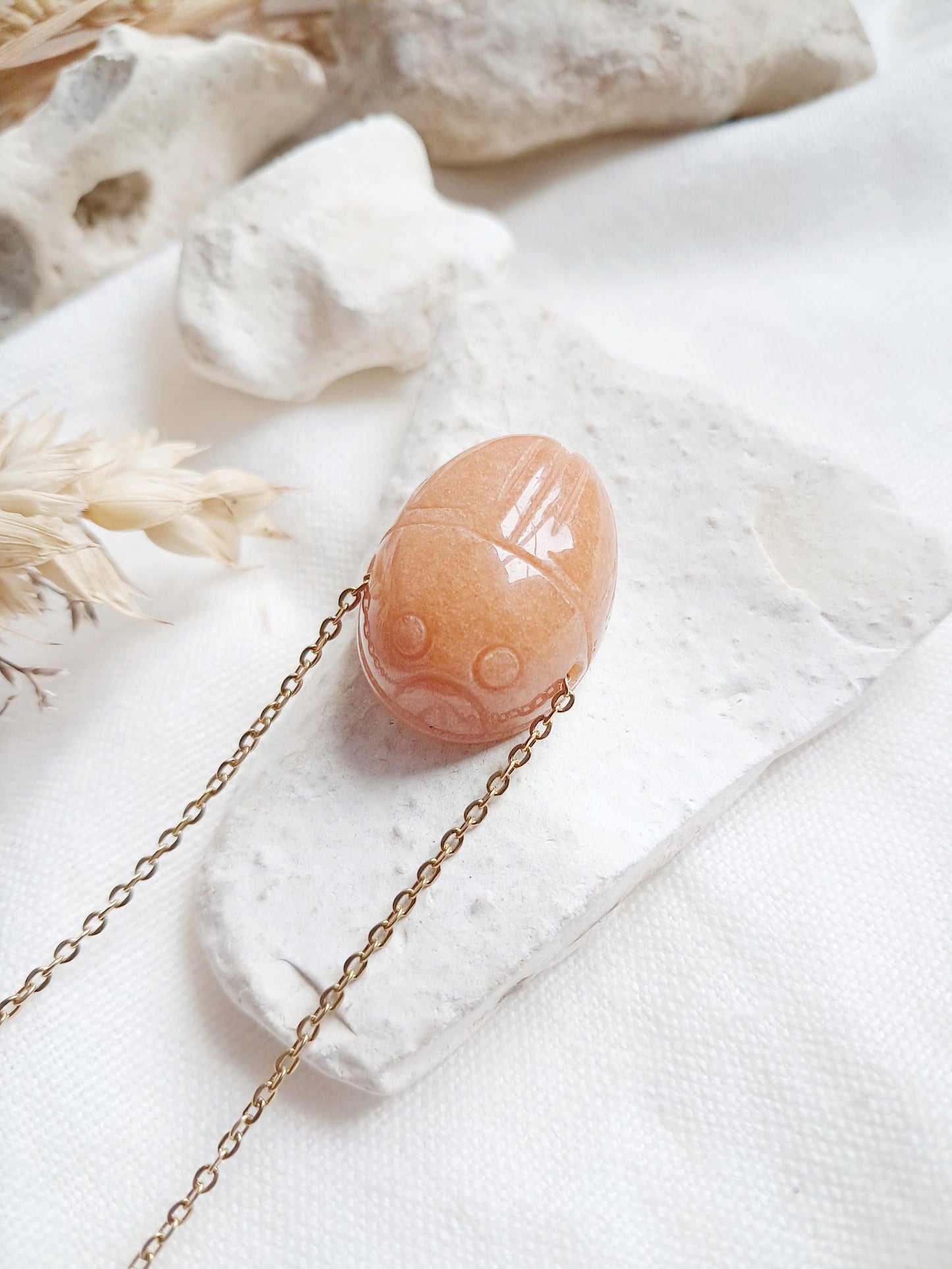 Collier scarabée en aventurine orange et acier inoxydable doré