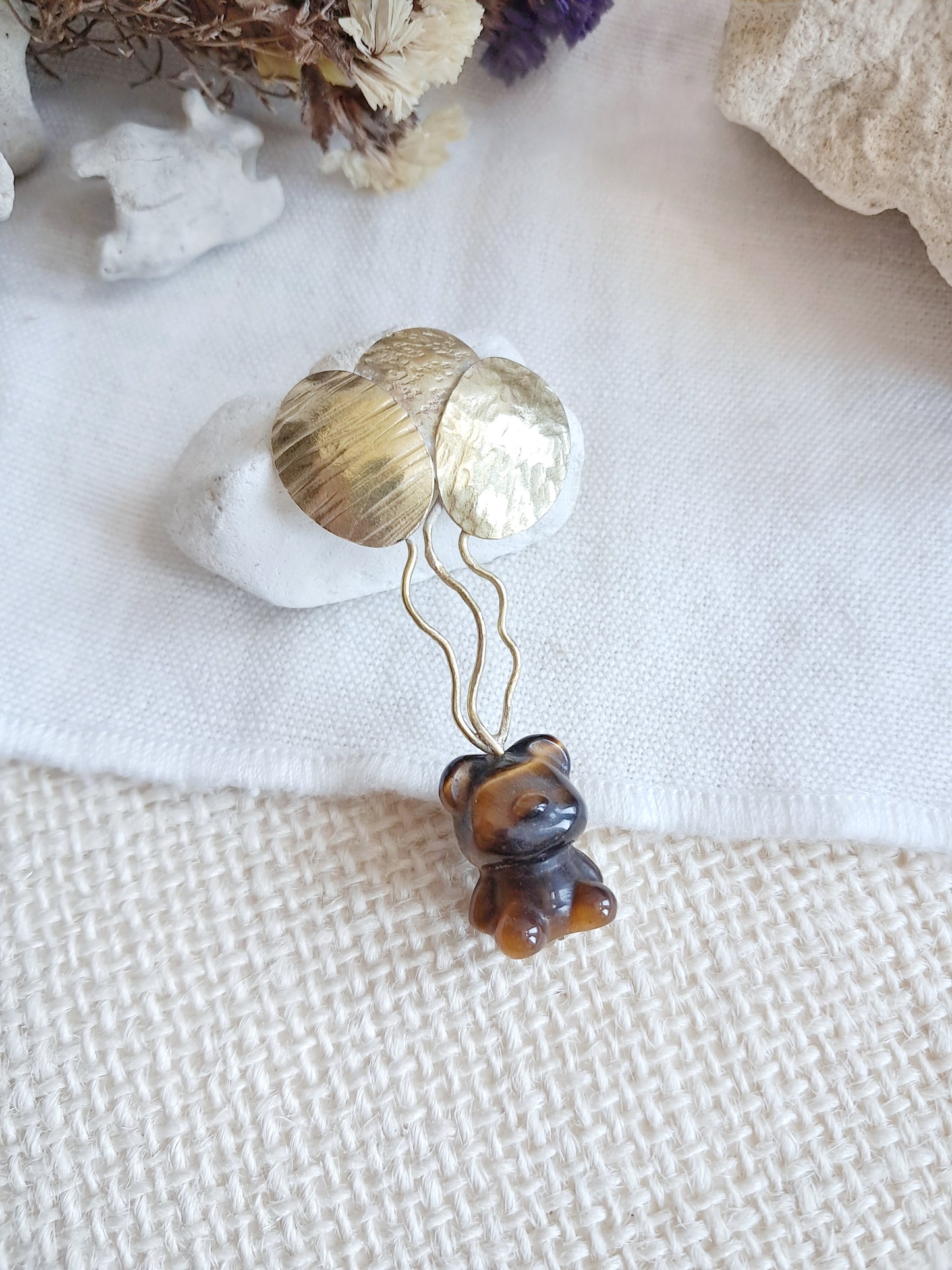 Pin's nounours suspendu à des Ballons en œil de tigre