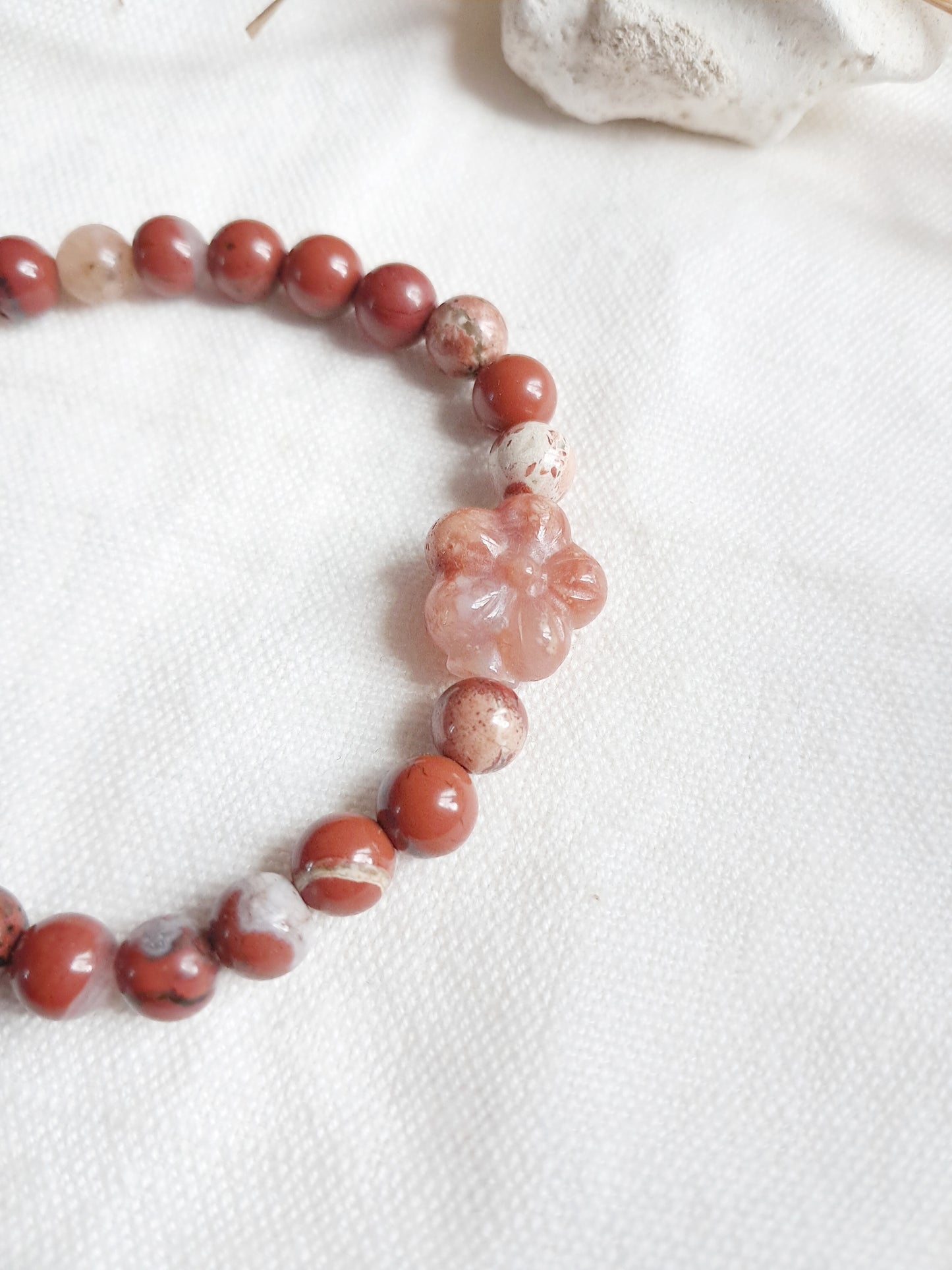 Bracelet perle sculptée fleur en jade et jaspe rouge