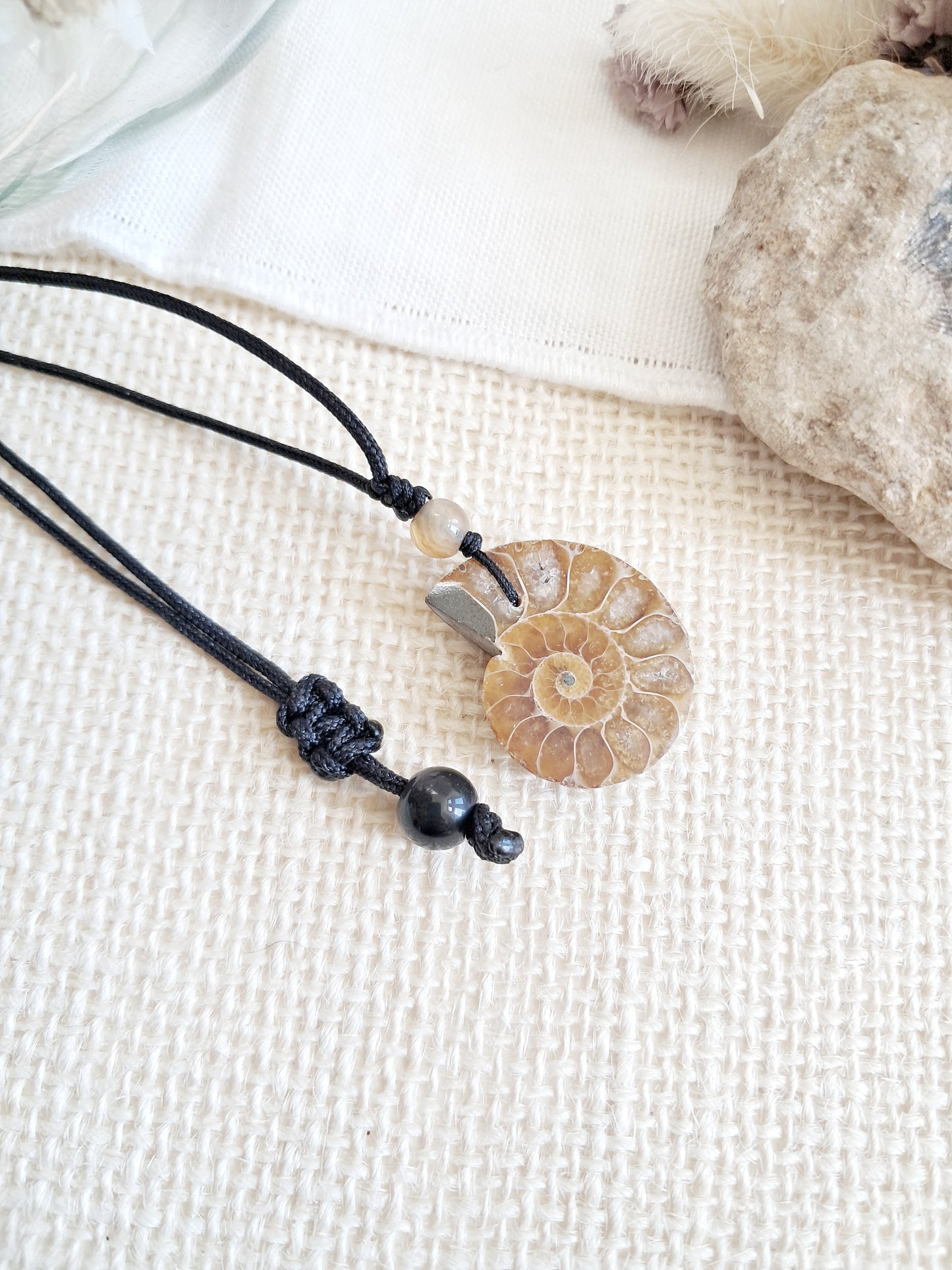 Collier ammonite sur cordon ajustable