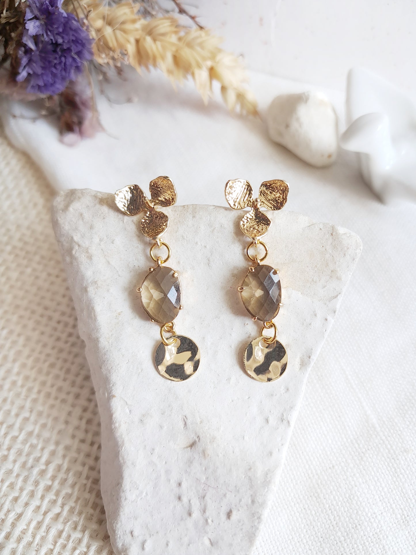 Boucles d'oreilles fleur d'hortensia et gemme marron