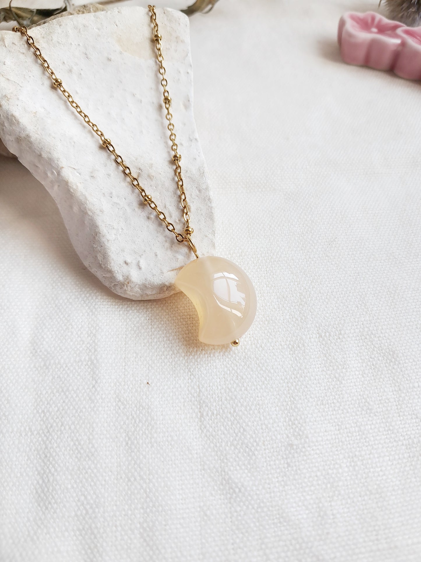 Collier lune en agate et inoxydable doré