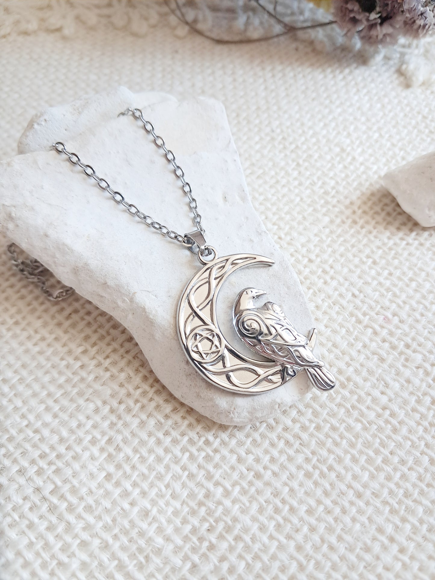 Collier pendentif corbeau et lune celtique en acier inoxydable