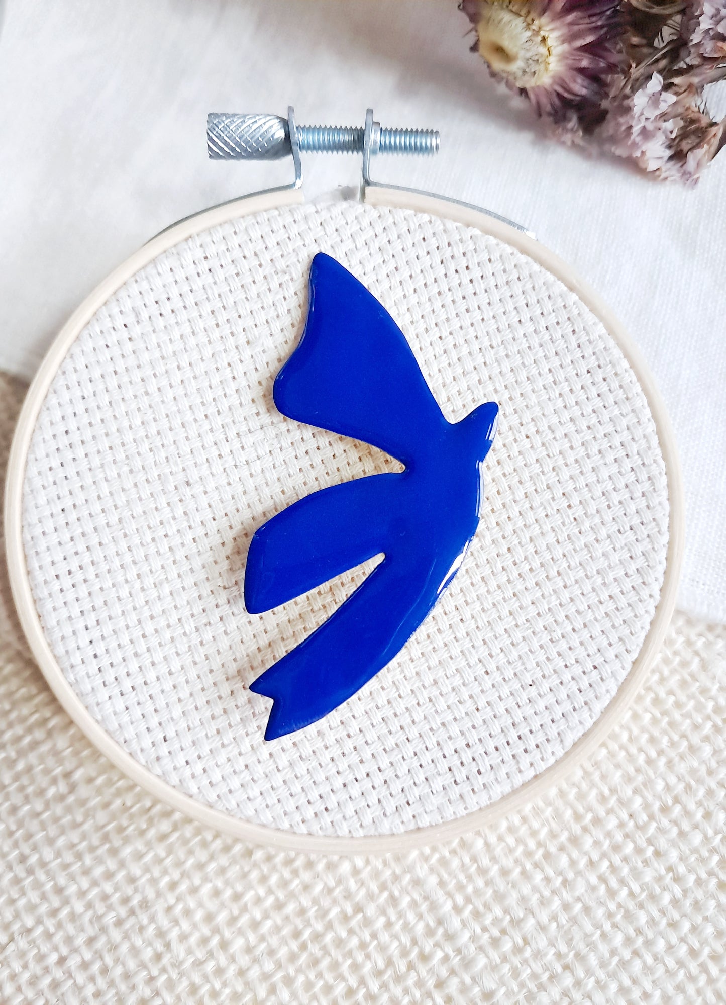 Broche oiseau bleu de Matisse en laiton et émail 