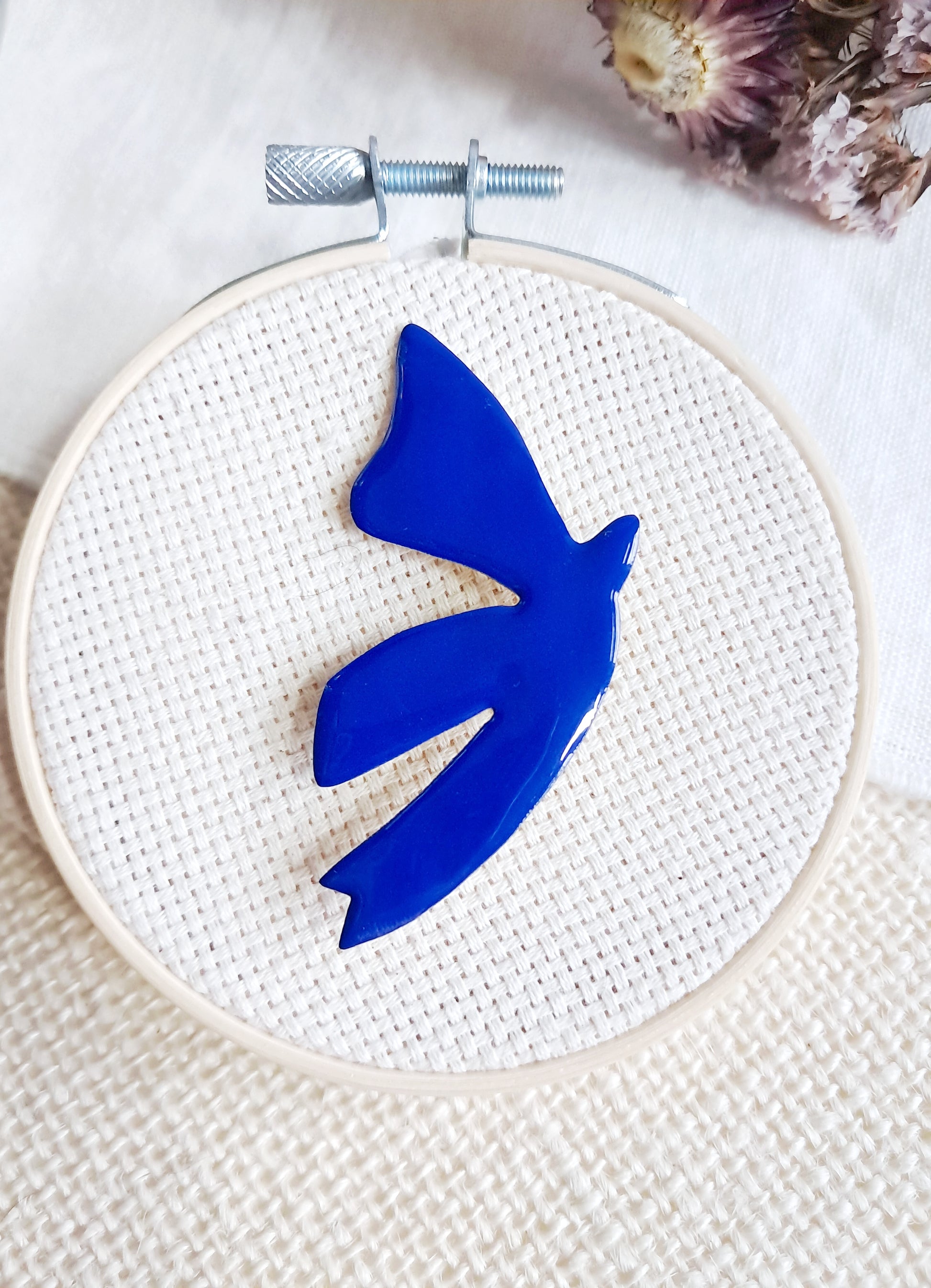 Broche oiseau bleu de Matisse en laiton et émail 