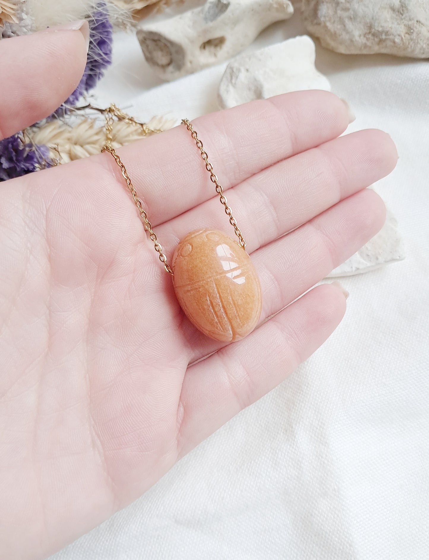Collier scarabée en aventurine orange et acier inoxydable doré