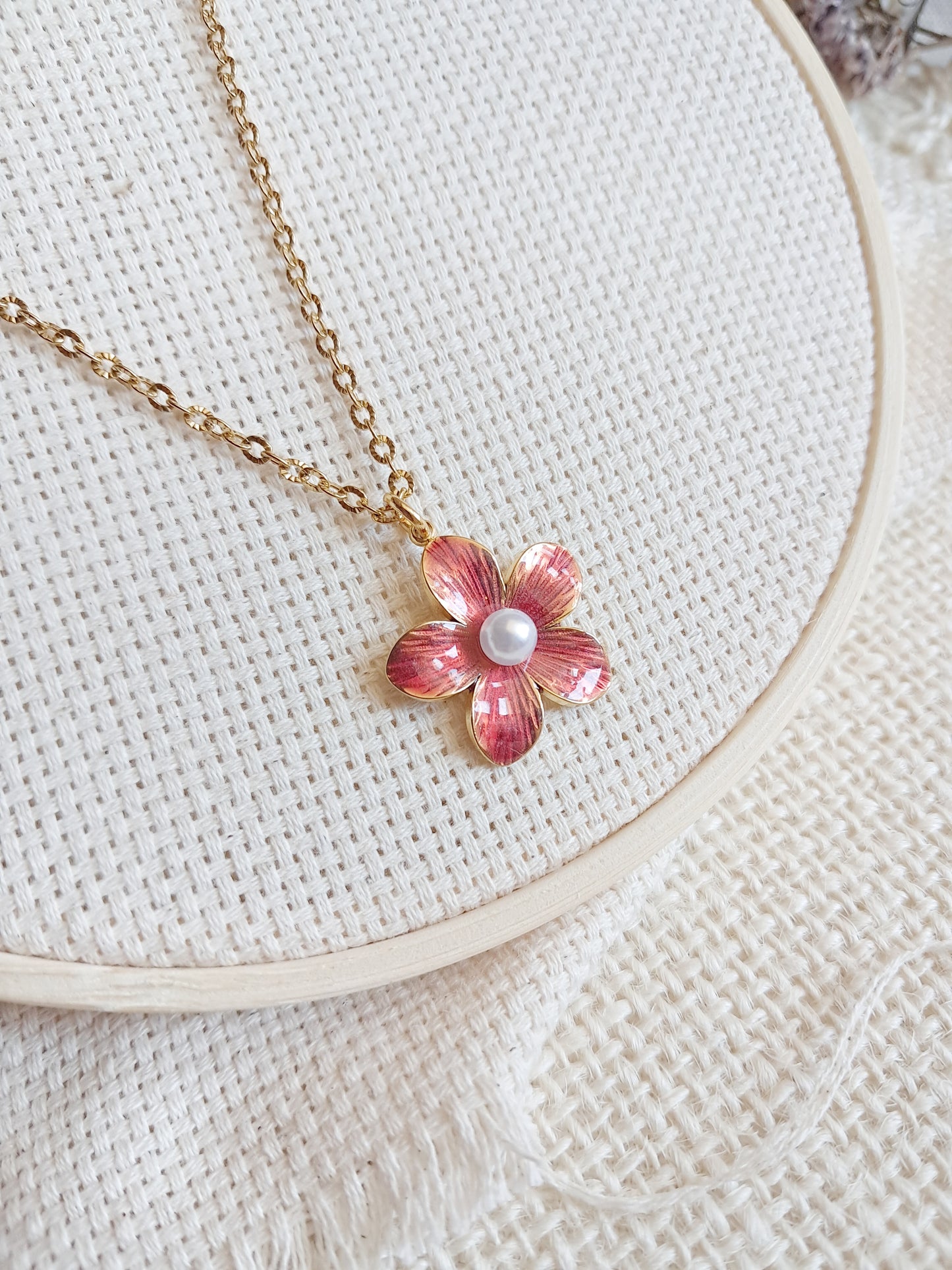 Collier fleur rouge et abeilles en acier inoxydable