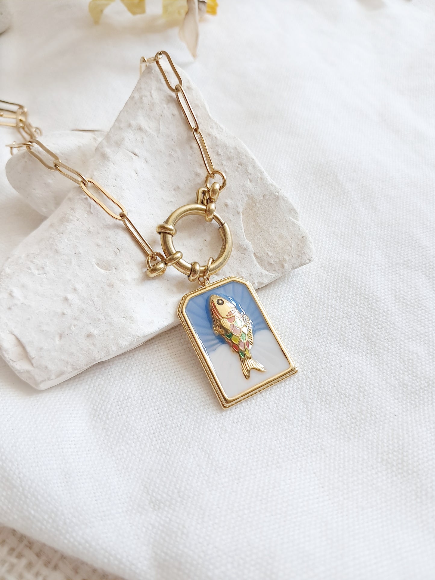 Collier plaque poisson émaillée