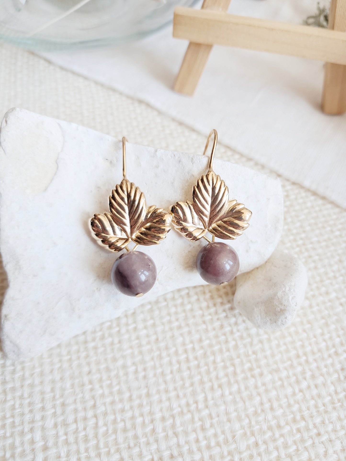 Boucles d'oreilles feuilles de fraisier et perles en quartz violet
