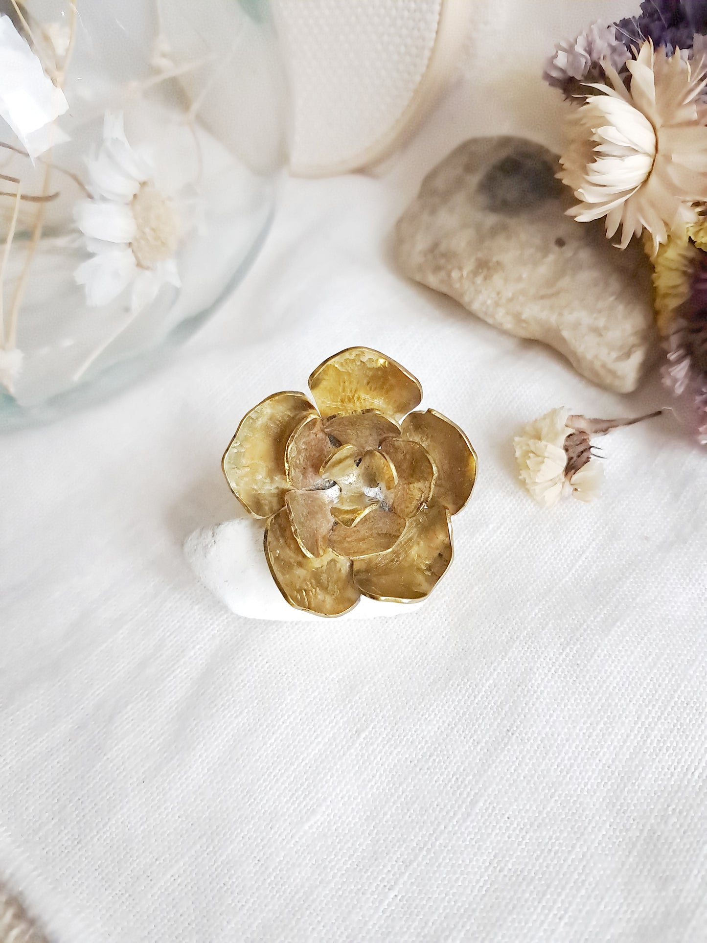 Pin's rose en laiton