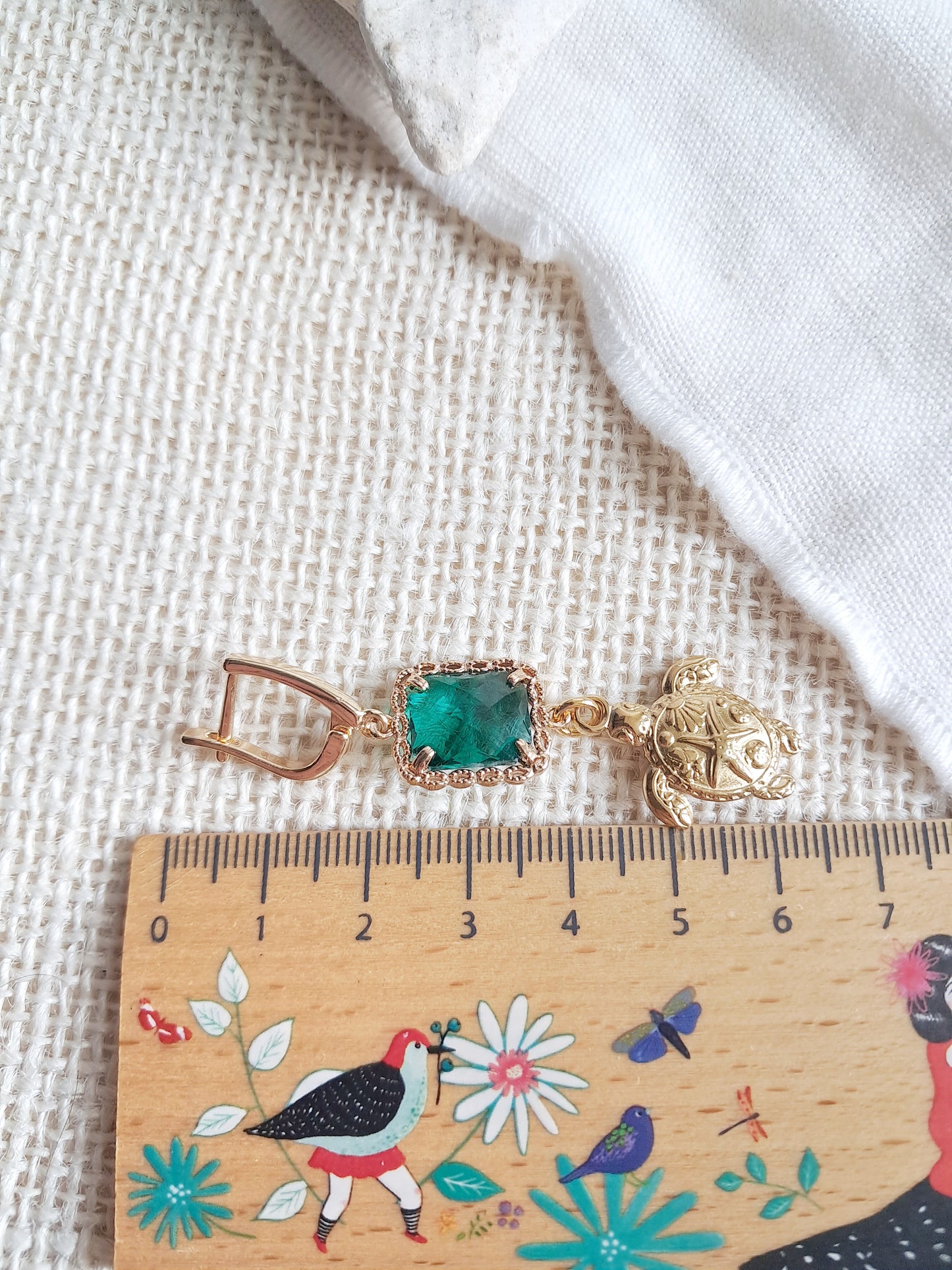 Boucles d'oreilles gemmes vertes et tortues