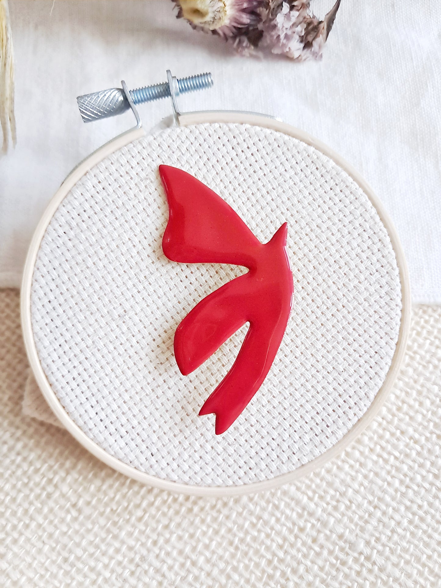 Broche oiseau rouge de Matisse en laiton et émail