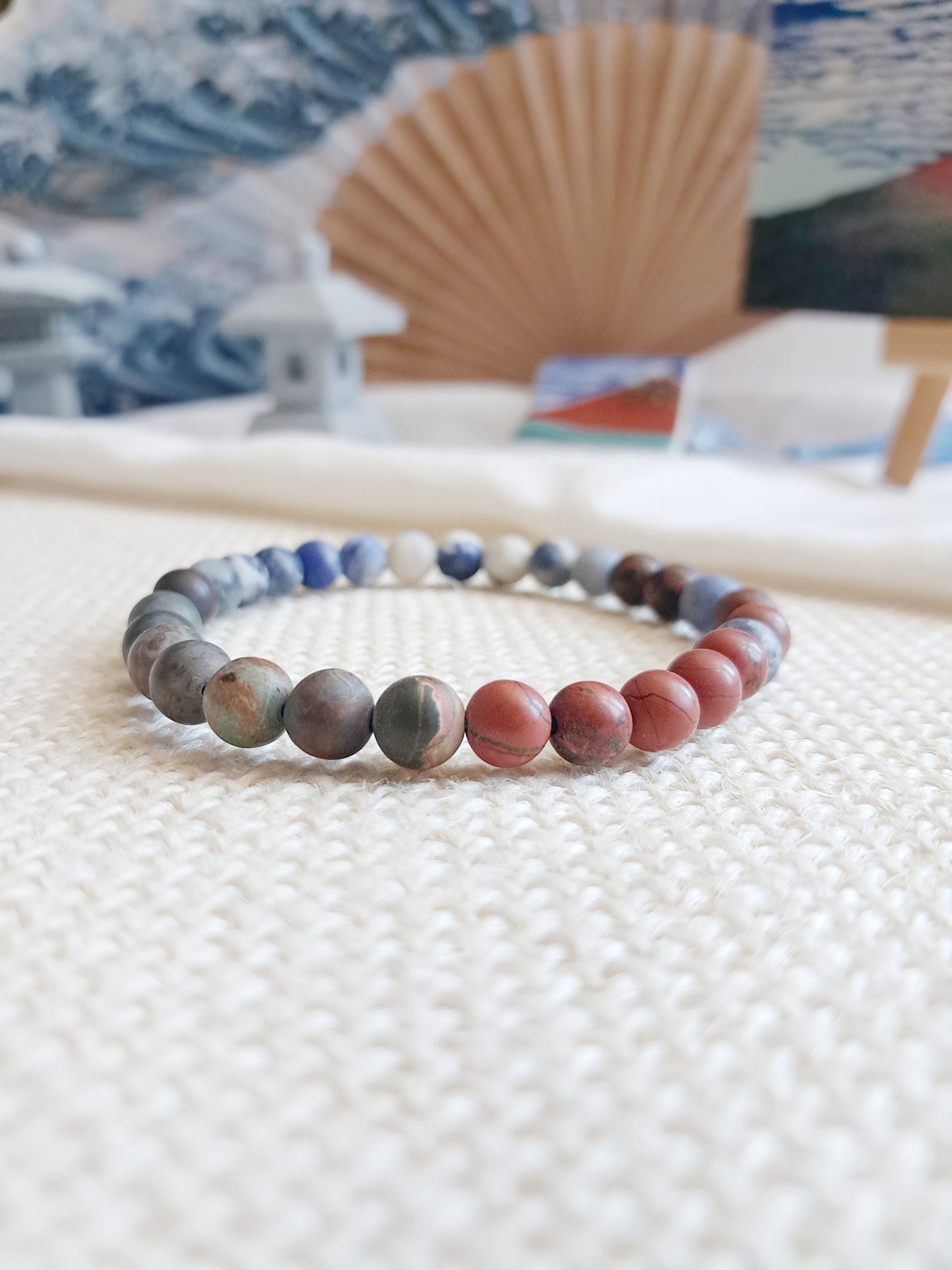 Bracelet de l'estampe "Le Fuji par temps clair" d'Hokusai - exposition Nantes 2025