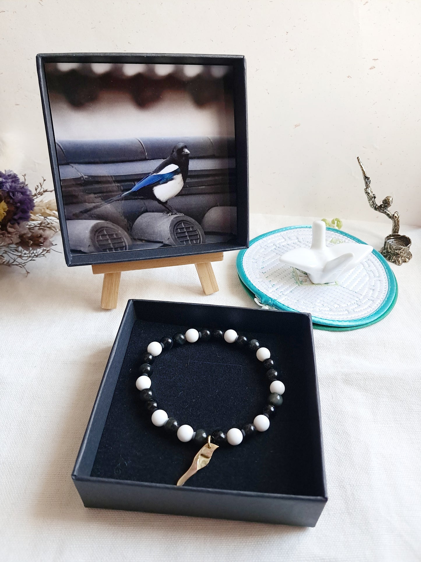 Bracelet pie kkachi (까치) avec sa breloque en laiton faite main