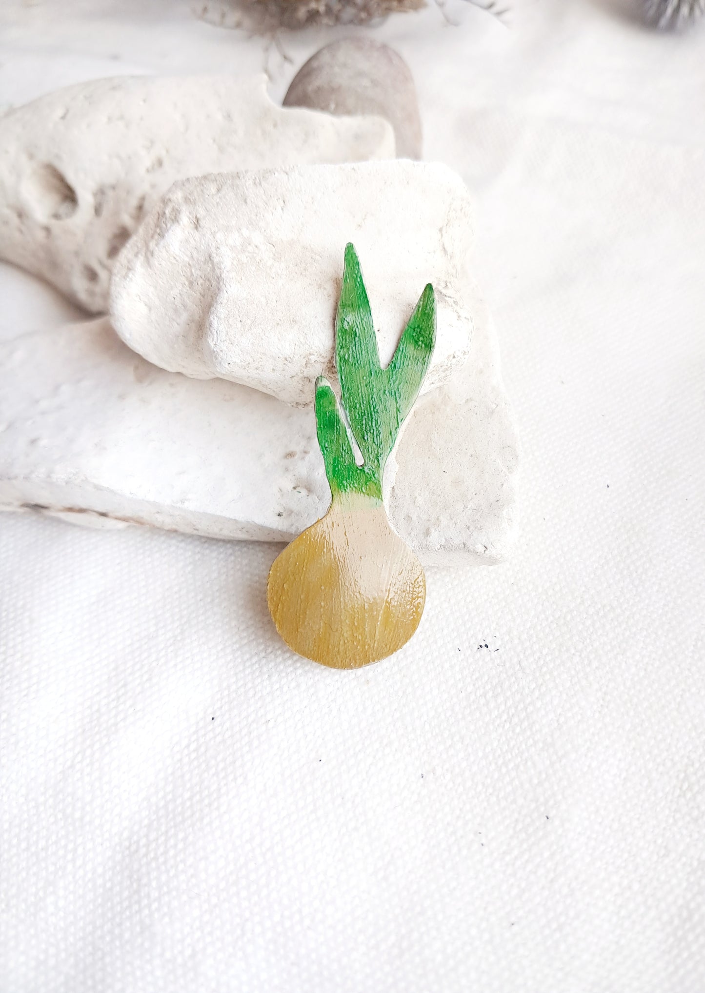 Pin's oignon en laiton et aquarelle