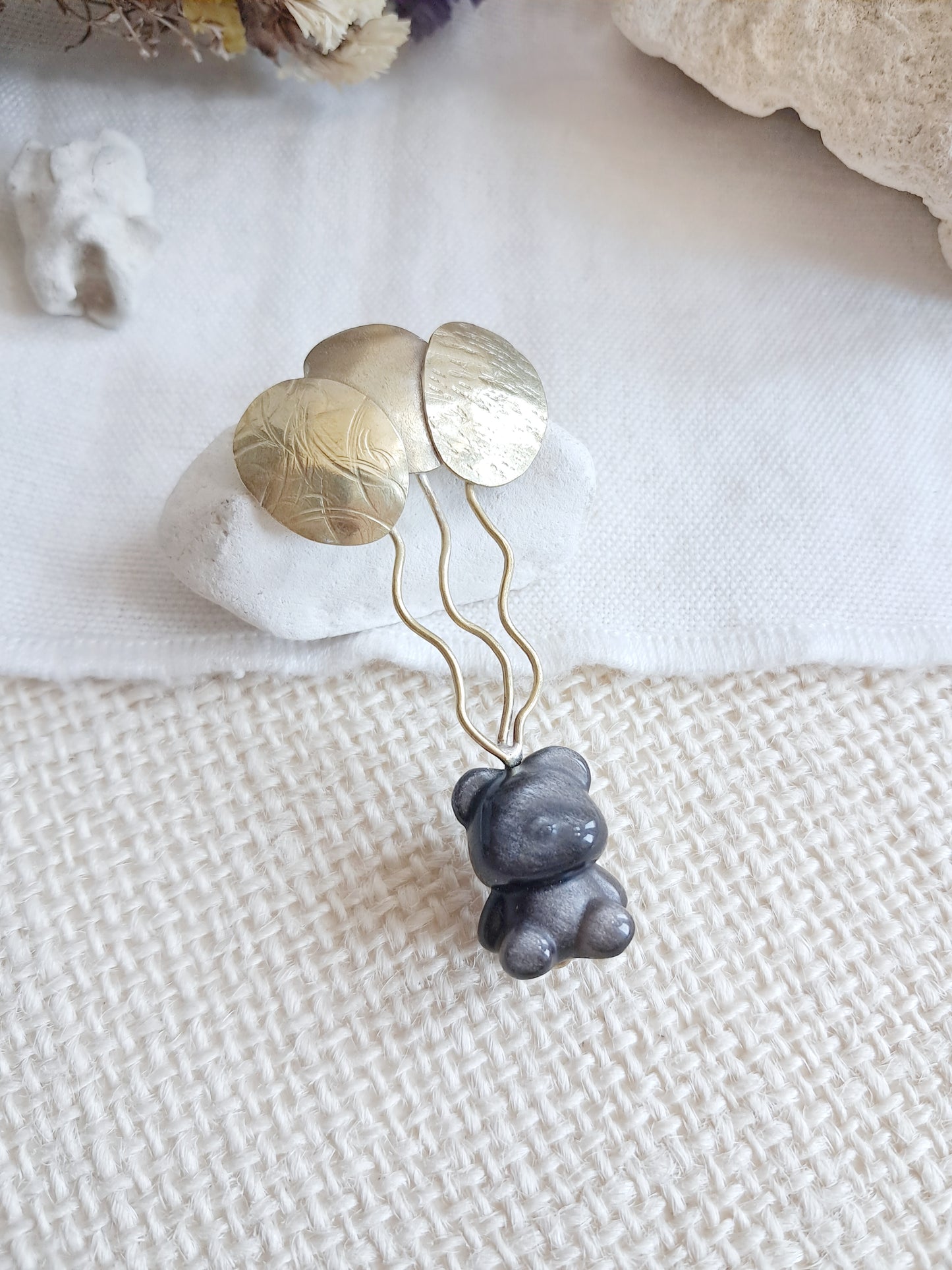 Pin's nounours suspendu à des ballons en obsidienne argentée