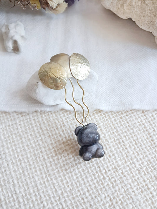 Pin's nounours suspendu à des ballons en obsidienne argentée