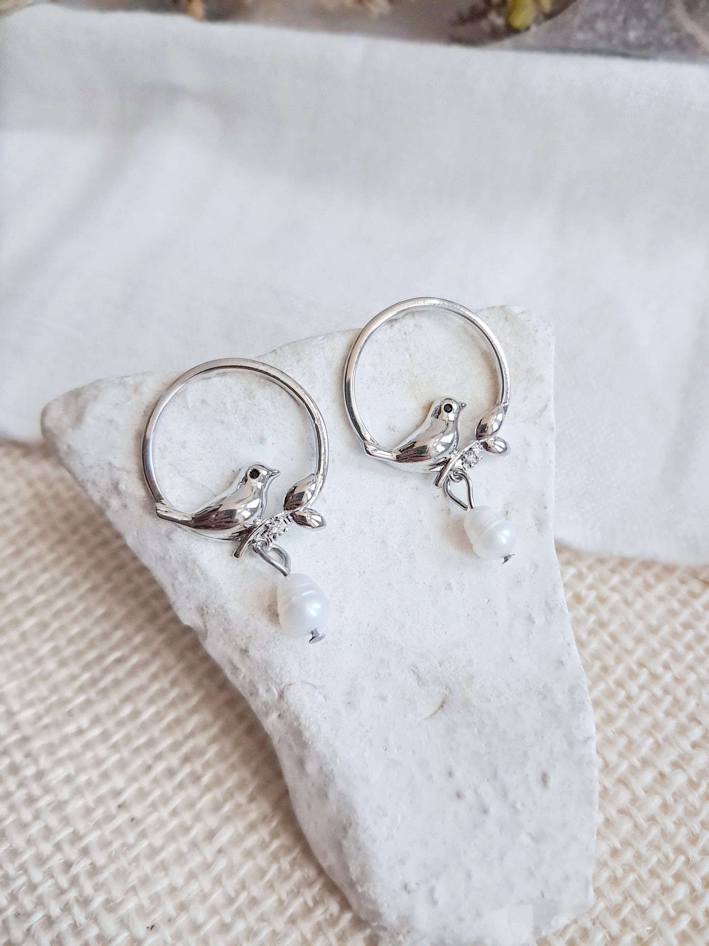 Boucles d'oreilles oiseaux et perles d'eau douce en laiton argenté 