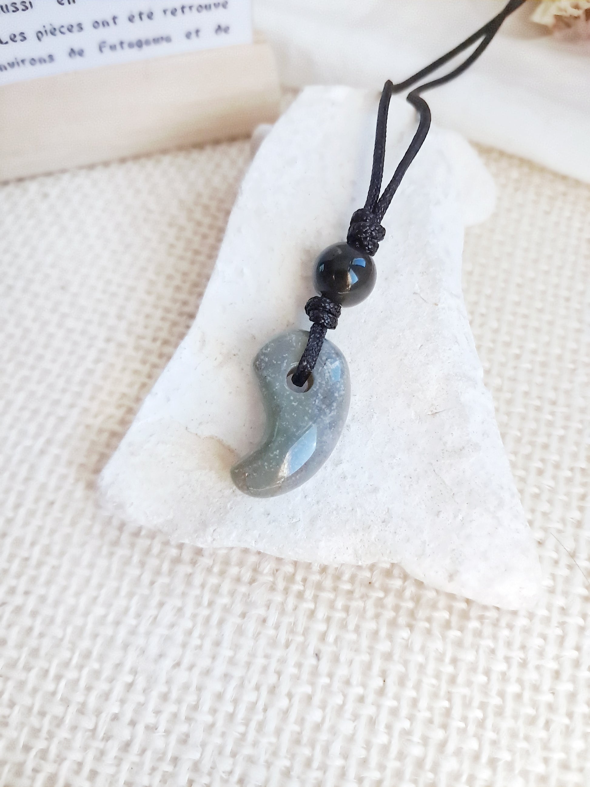 Collier Magatama Gogok en agate indienne gris vert