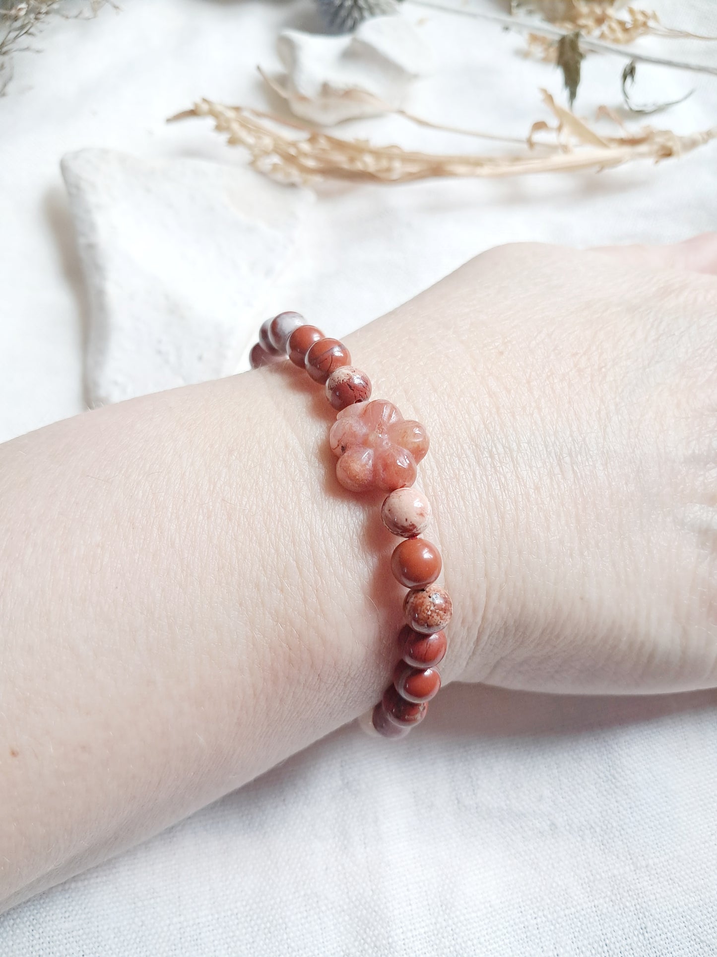 Bracelet perle sculptée fleur en jade et jaspe rouge