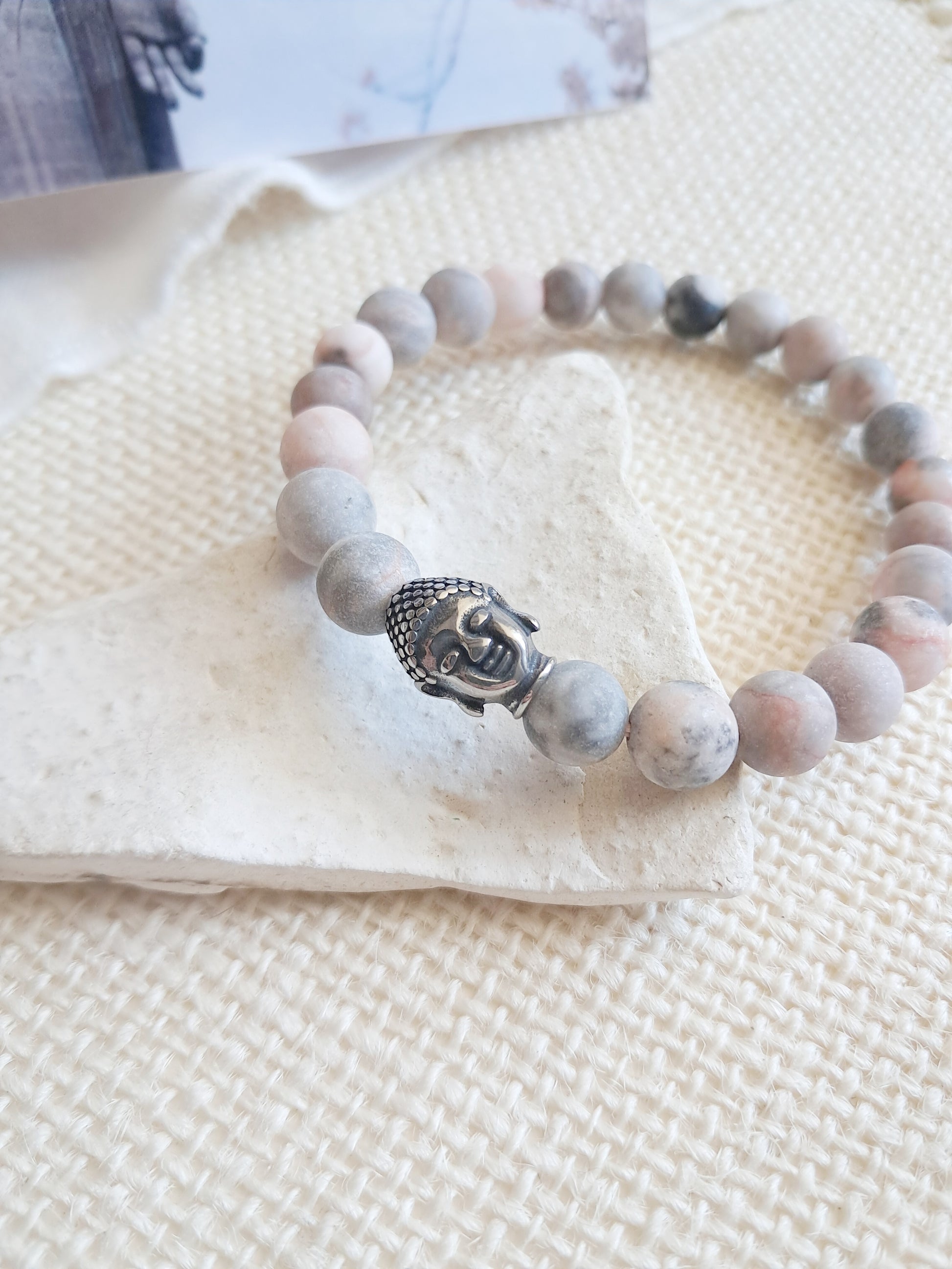 Bracelet inspiré du Bouddha Ushiku Daibutsu en Zebra Jasper 