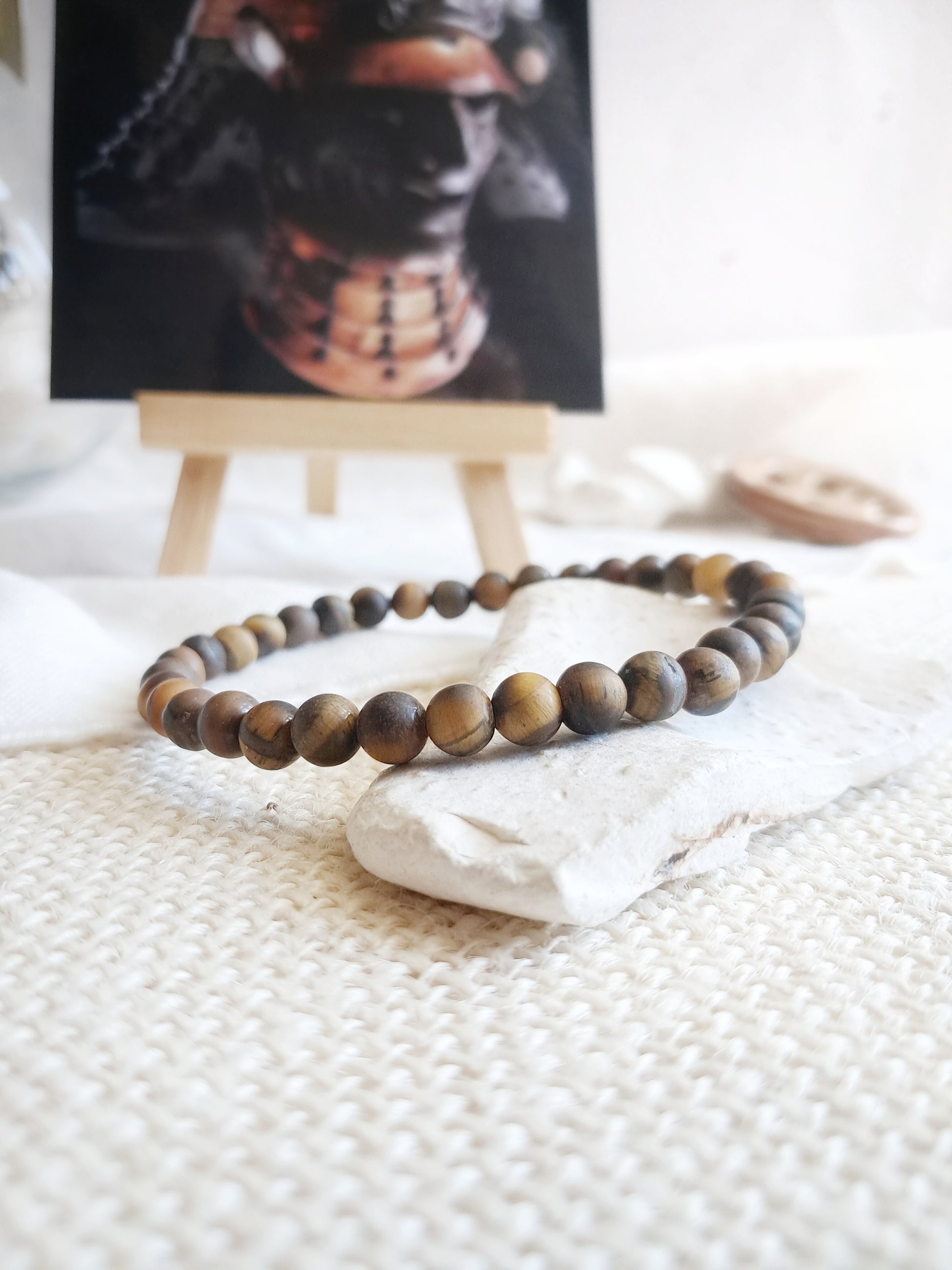 Bracelet inspiré d'un casque de Samouraï en forme de coiffe de cour en oeil de tigre mat