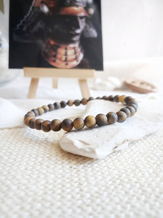 Bracelet inspiré d'un casque de Samouraï en forme de coiffe de cour en oeil de tigre mat