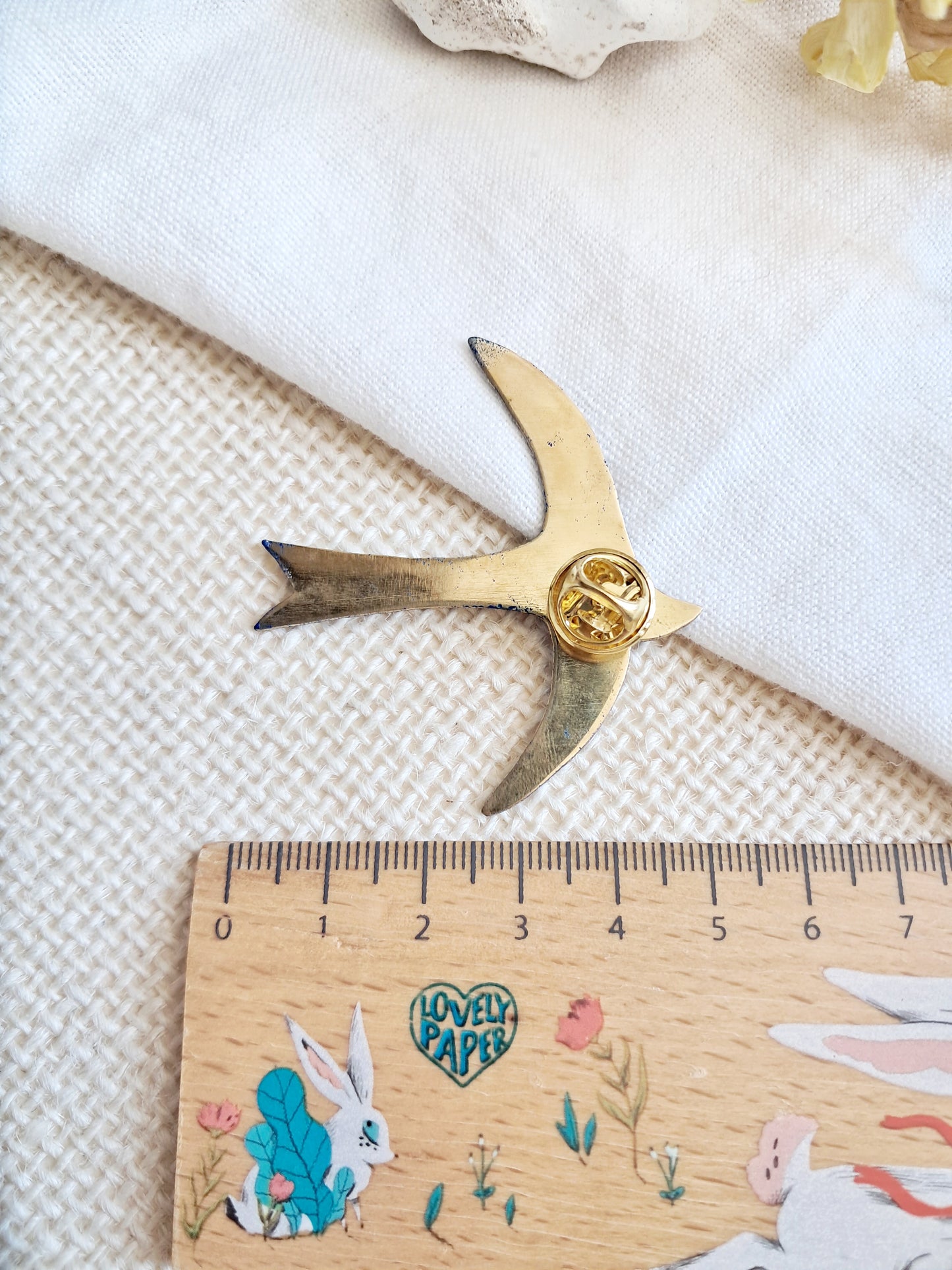 Pin's oiseau bleu de Matisse en laiton et émail