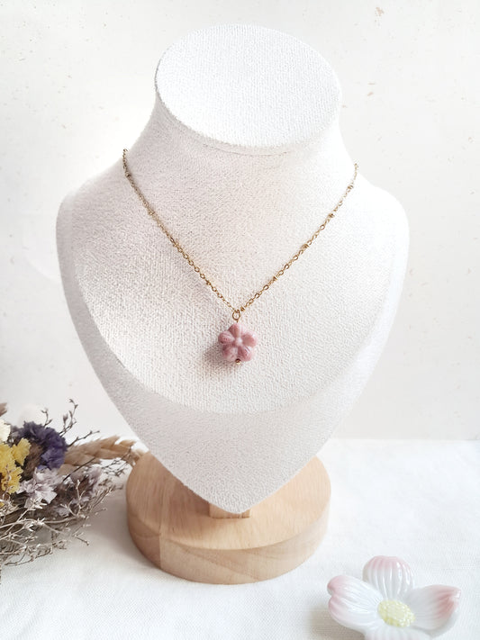 Collier fleur en rhodonite et acier inoxydable doré
