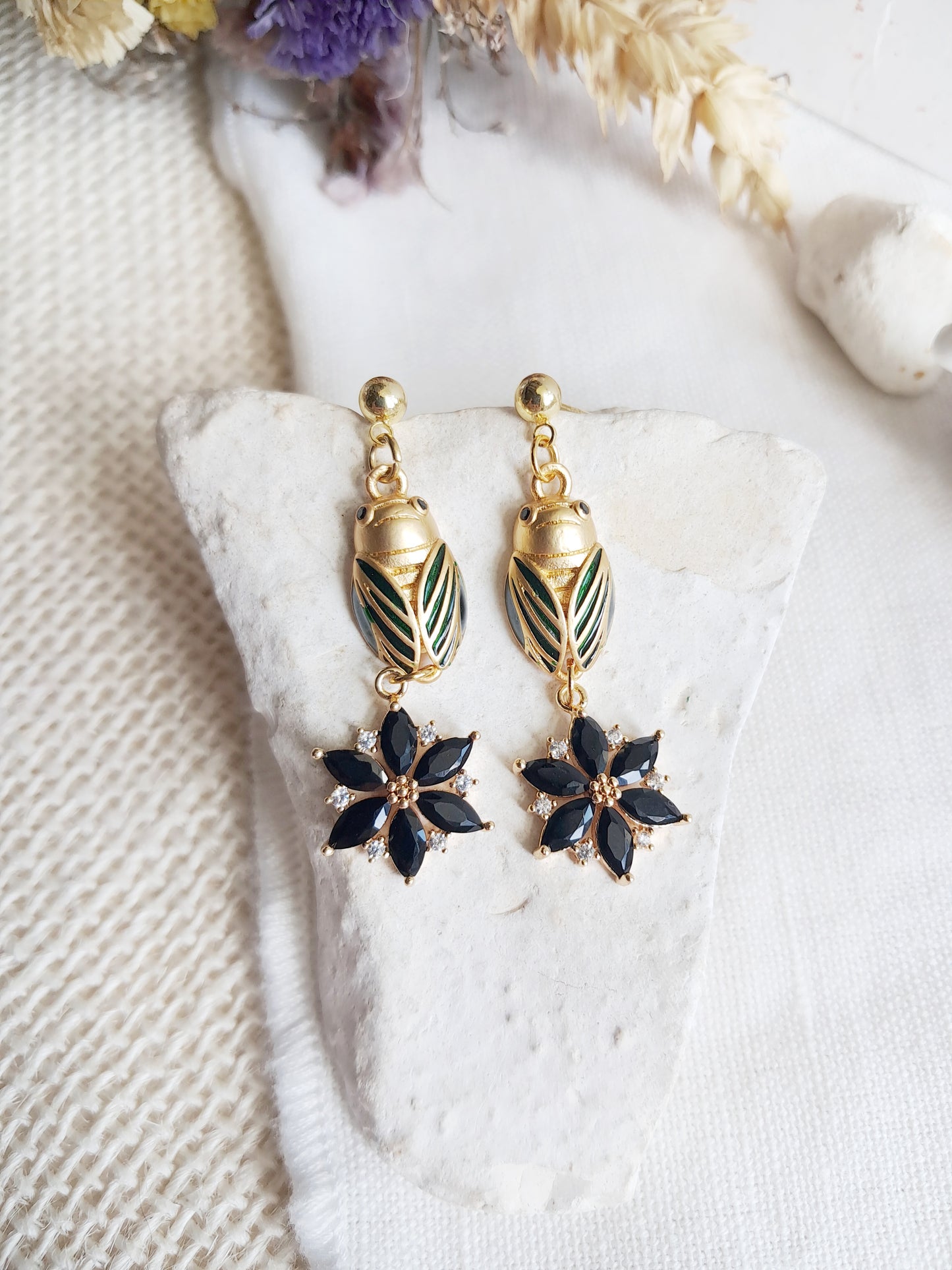 Boucles d'oreilles pendantes cigales et fleurs