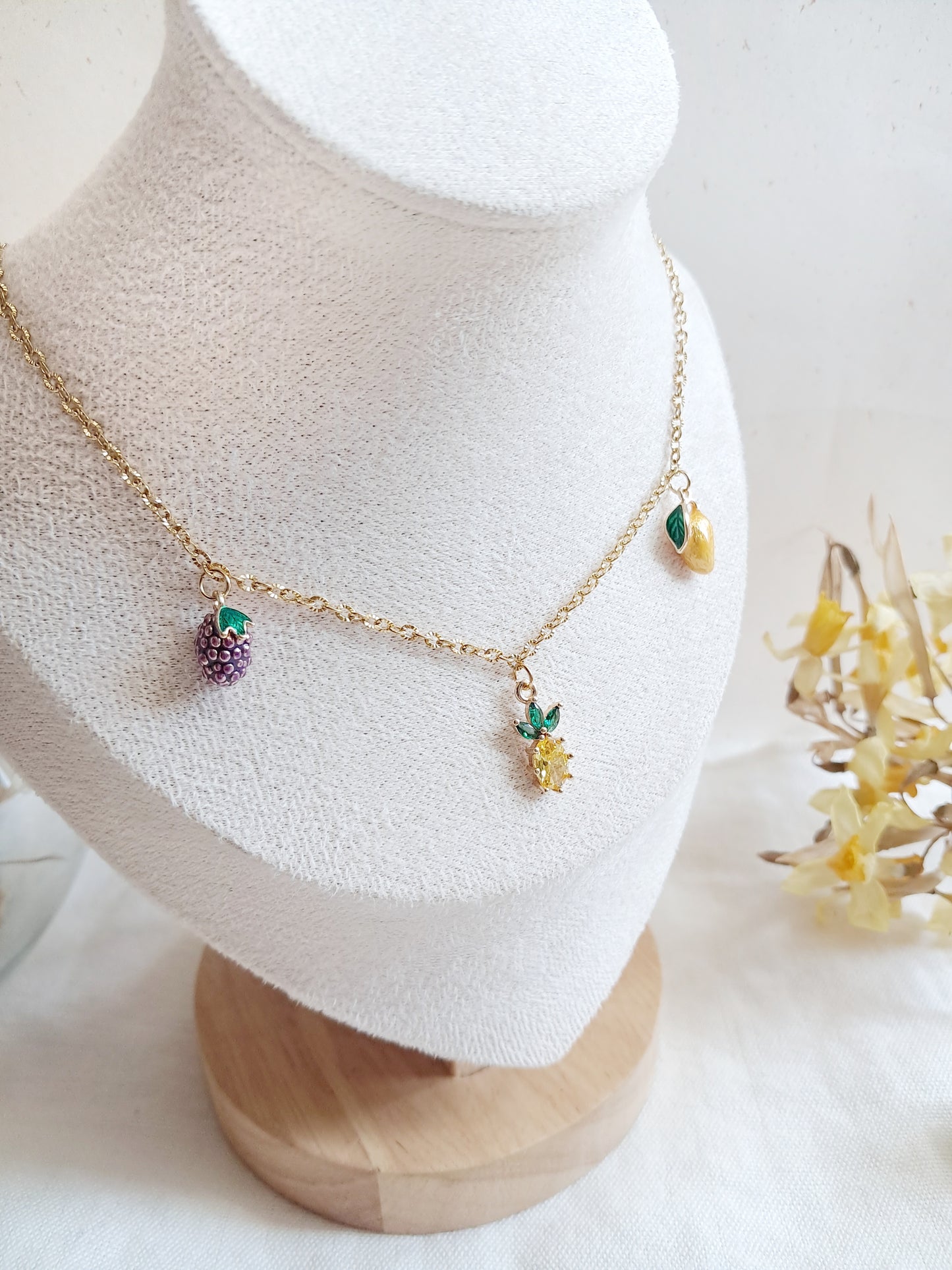 Collier fruits : mangue, ananas et mûre