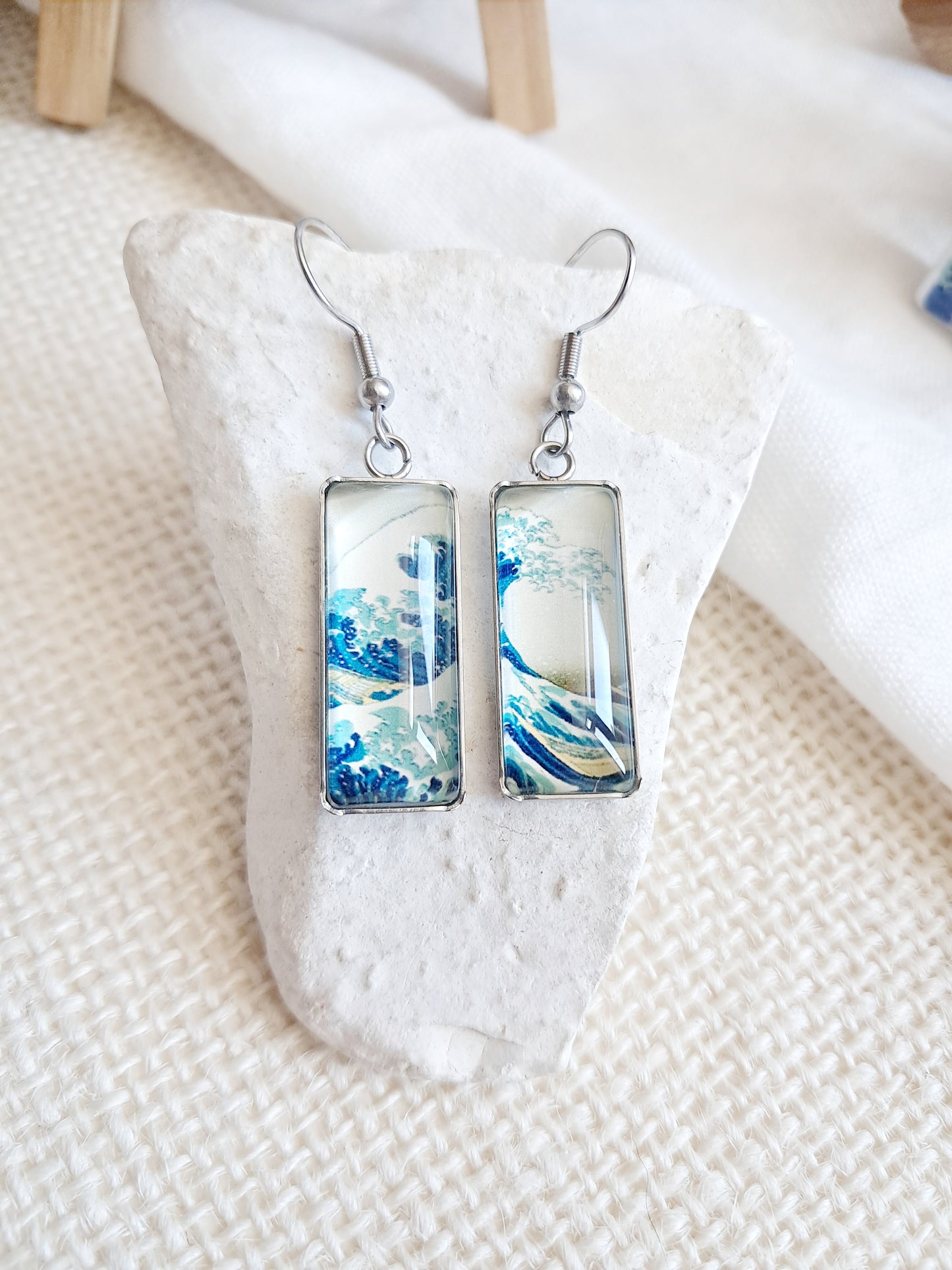 Boucles d'oreilles "La grande vague de Kanagawa" par Hokusai - exposition Nantes 2025