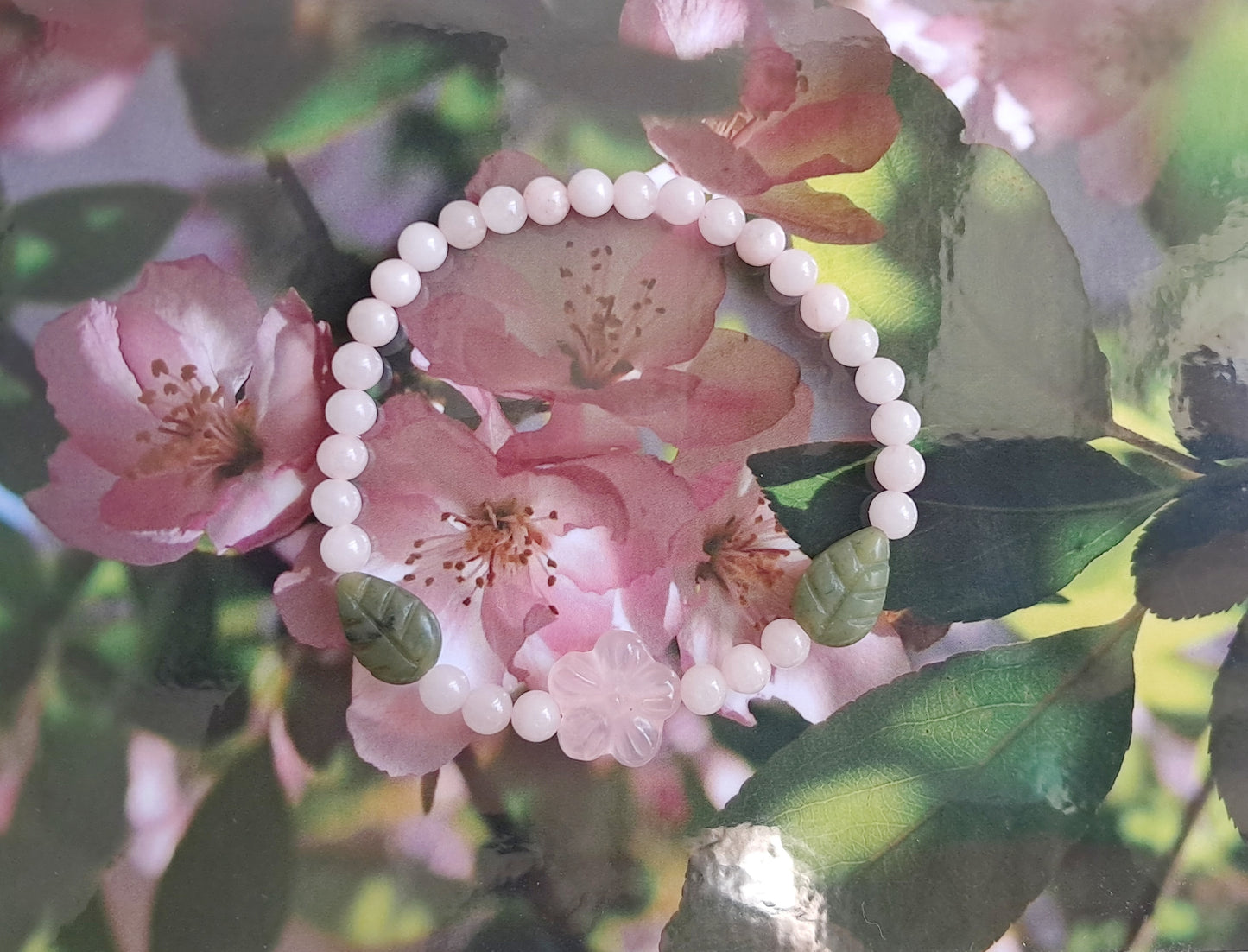 Bracelet fleurs de cerisier (벚꽃) en jade et quartz rose
