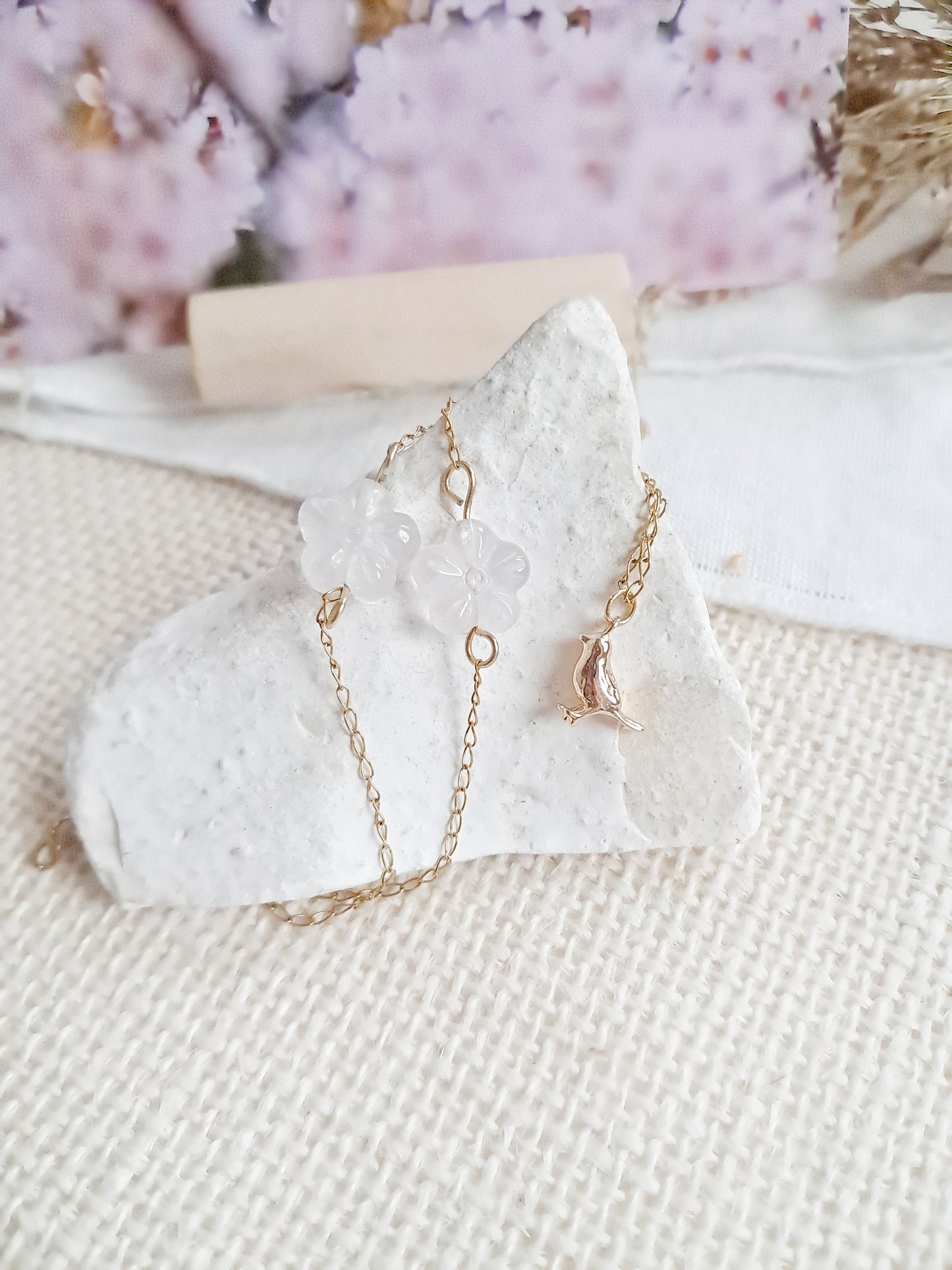 Collier fleurs de cerisier (벚꽃) en quartz rose et laiton 24k