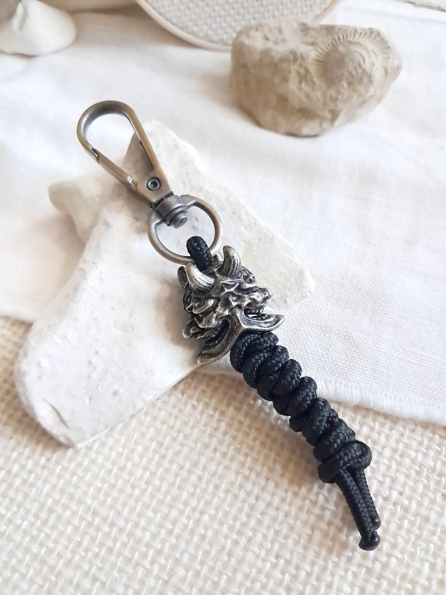 Porte-clés masque de fantôme japonais Hannya en laiton