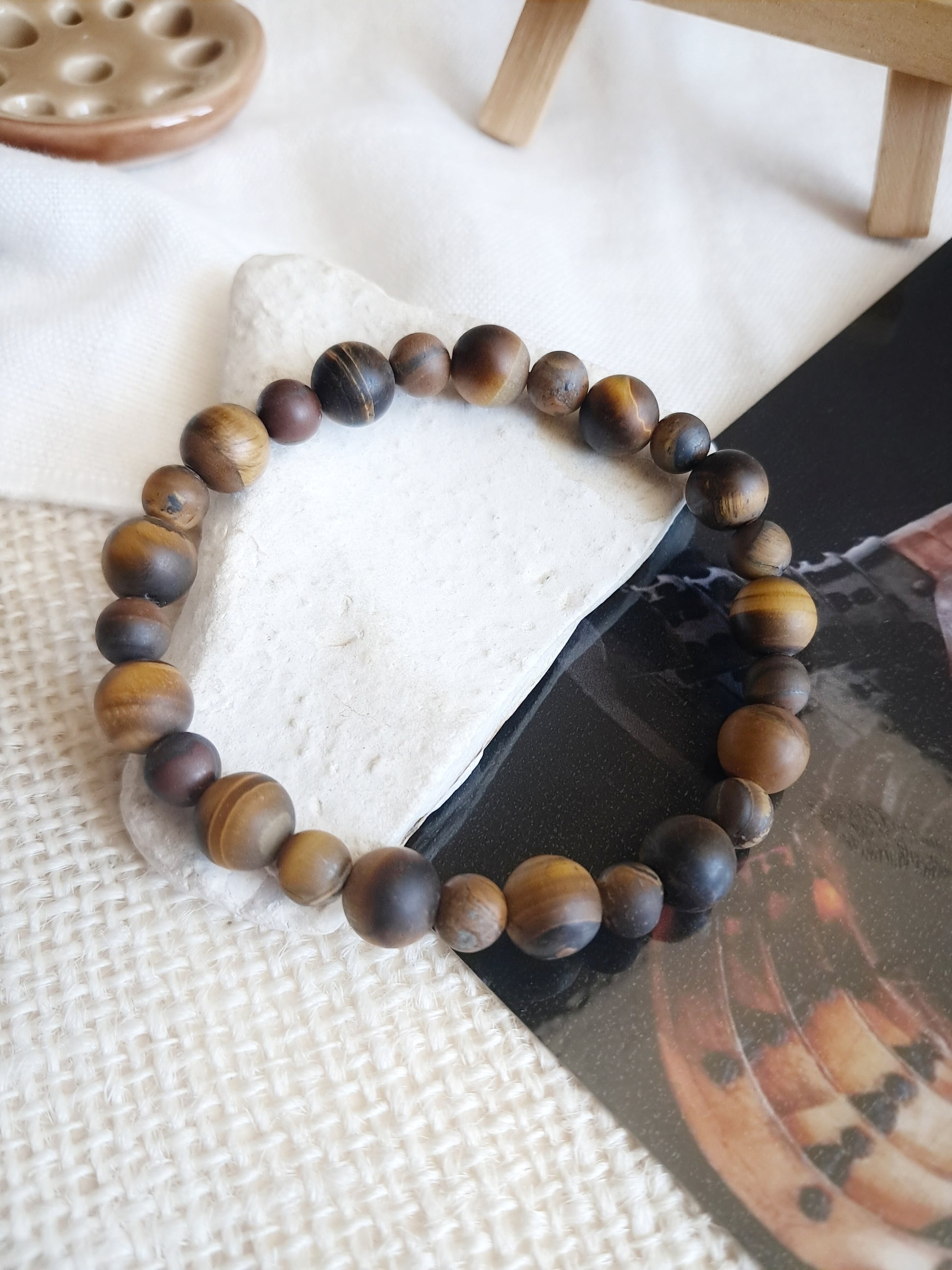 Bracelet inspiré d'un casque de Samouraï en forme de coiffe de cour en œil de tigre mat