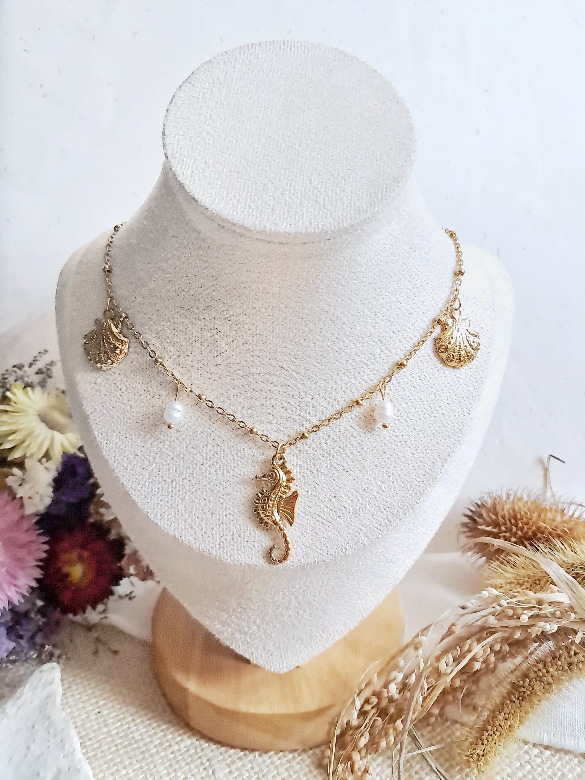 Collier hippocampe, coquilles saint jacques et perles d'eau douce 