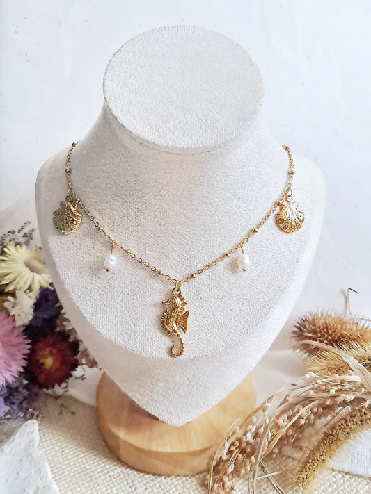 Collier hippocampe, coquilles saint jacques et perles d'eau douce 