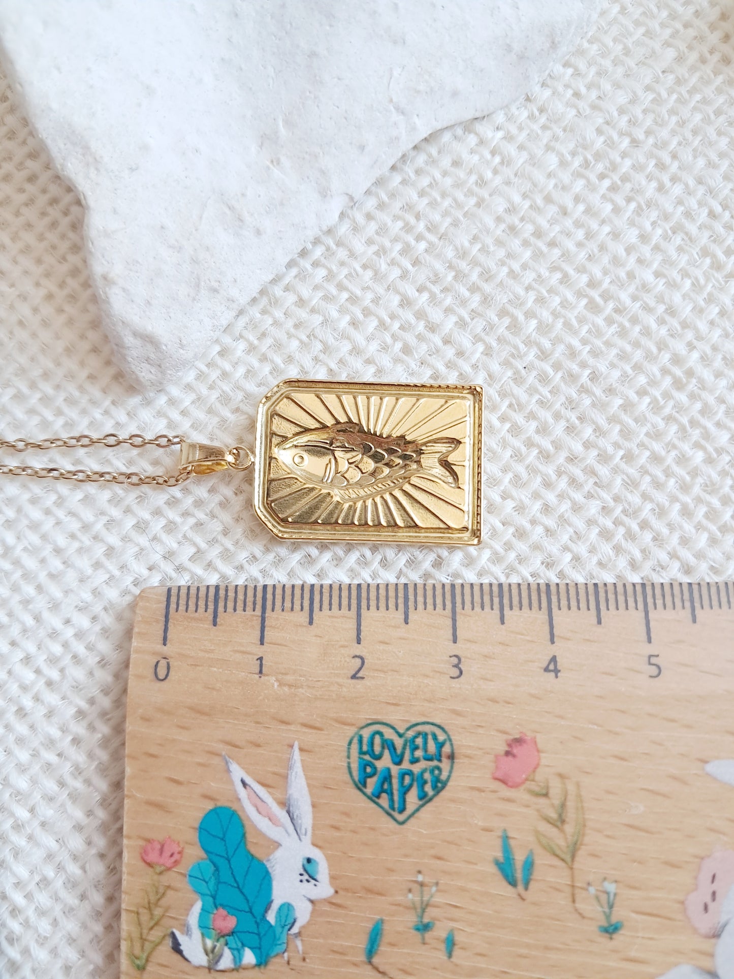 Collier pendentif plaque poisson colorée en acier inoxydable doré