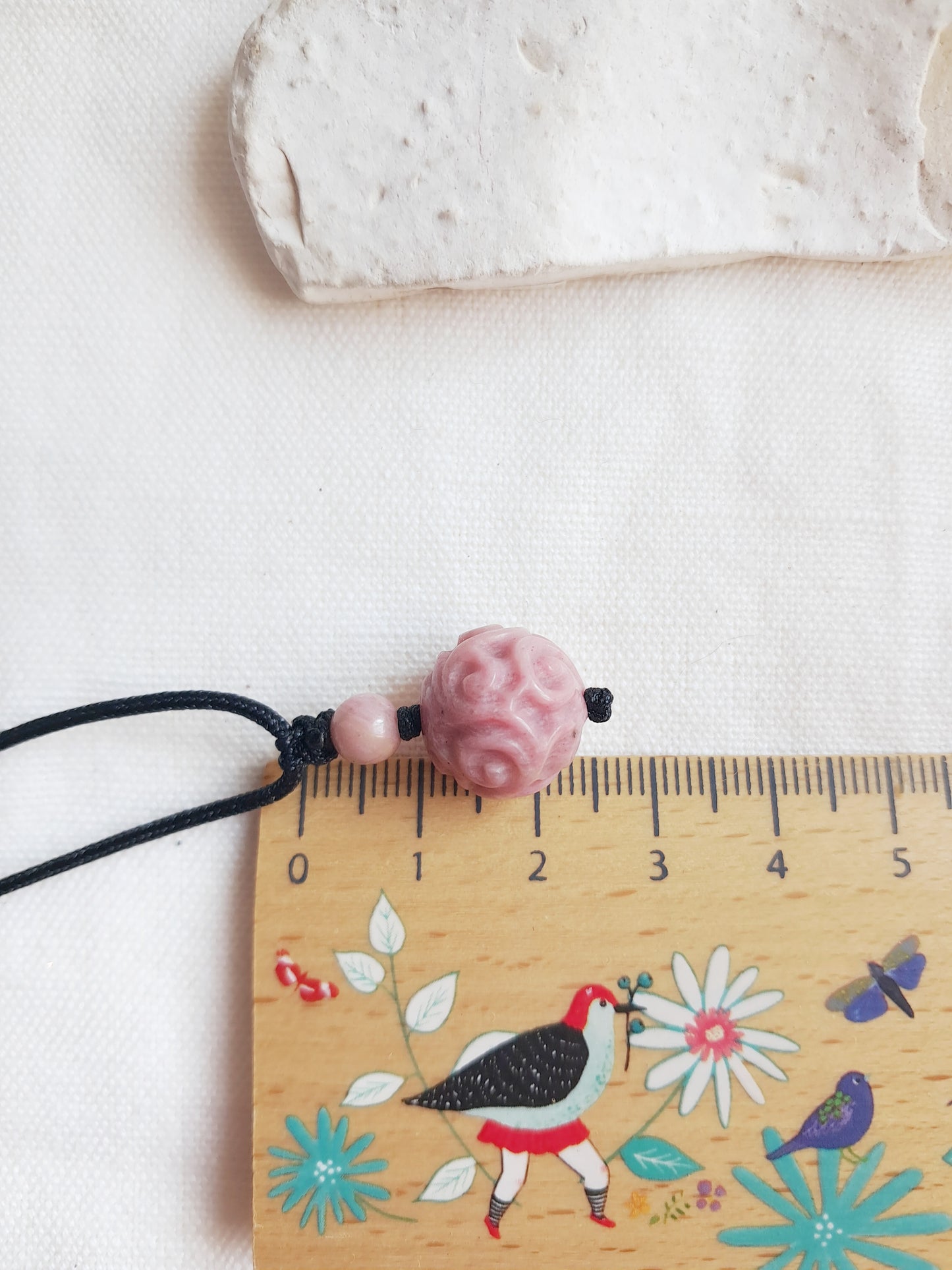 Collier ajustable boule sculptée en rhodonite