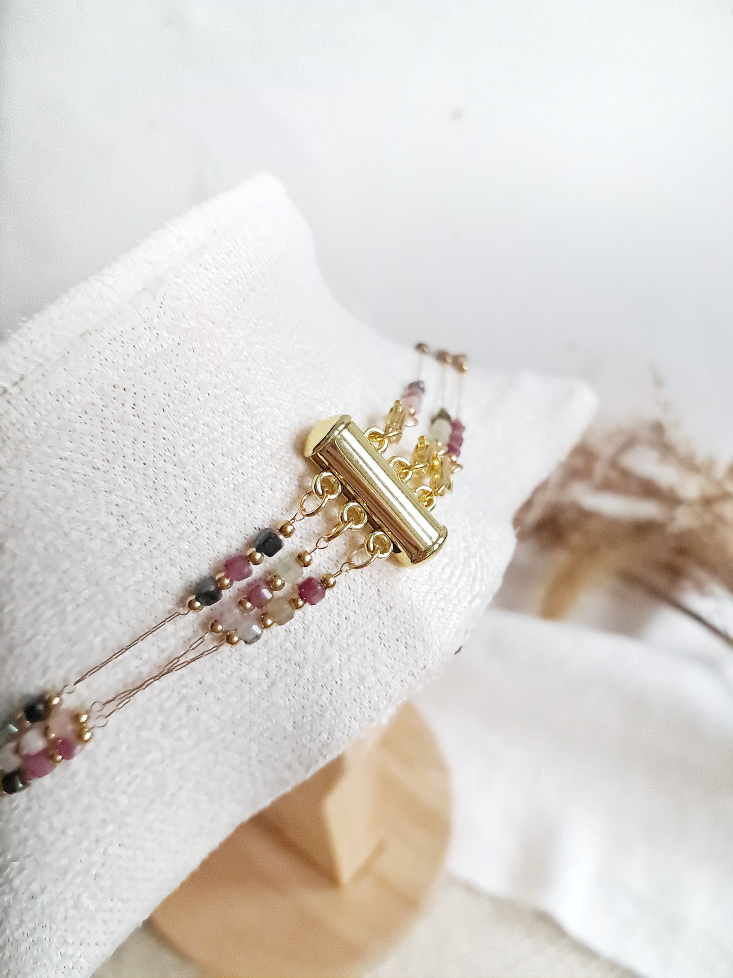 Collier sautoir triple rangs en tourmaline et en acier inoxydable doré