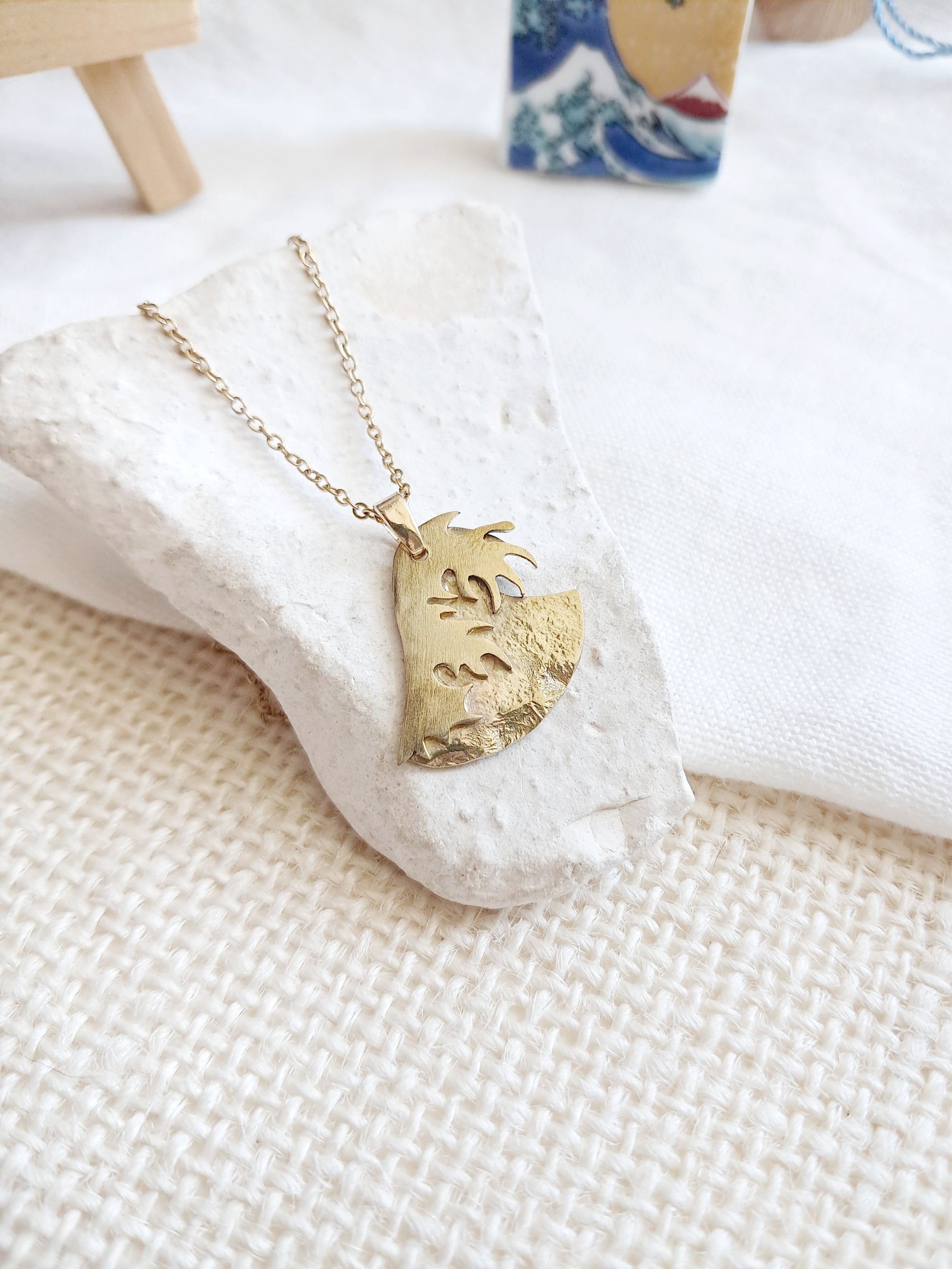 Collier la grande vague de Kanagawa par Hokusai