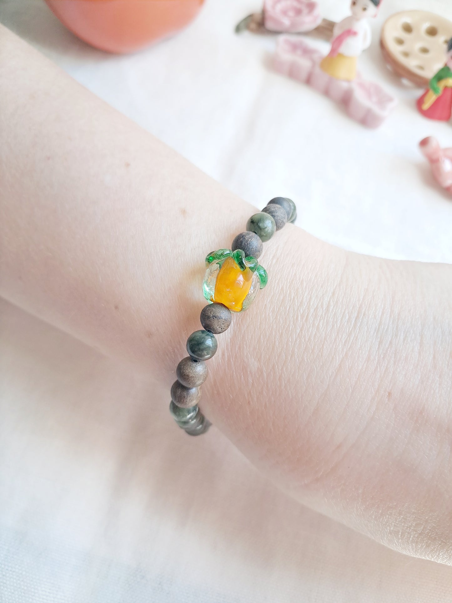 Bracelet fruit Kaki (감) en verre, bronzite et jade vert