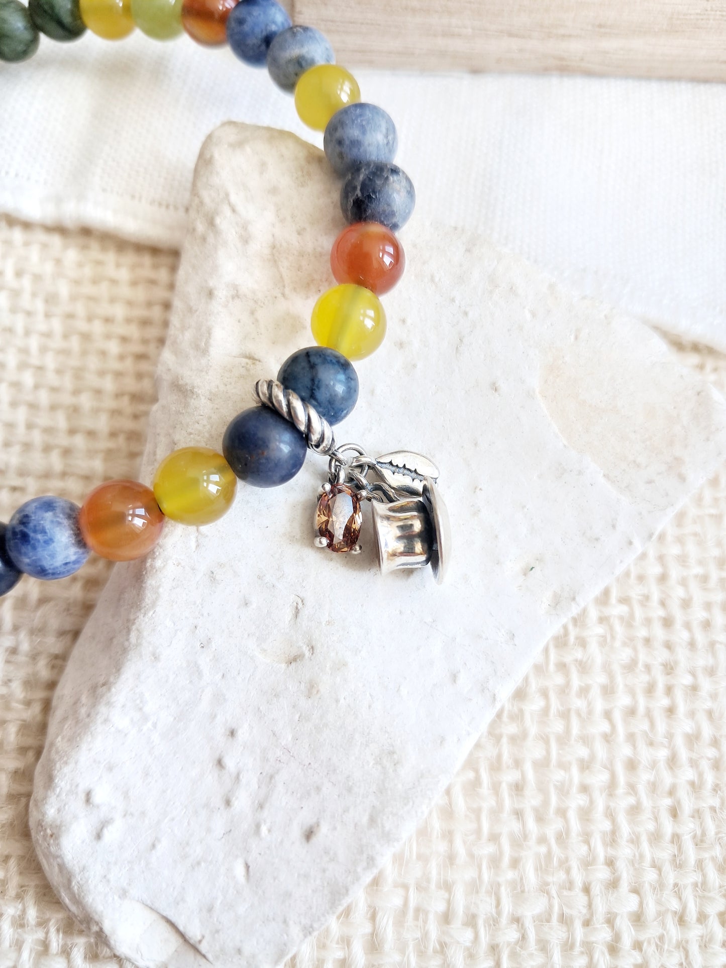 Bracelet breloque inspiré de "Terrasse du café le soir" de Vincent Van Gogh