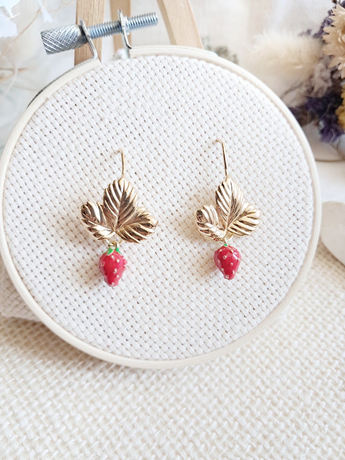 Boucles d'oreilles feuilles et fruits fraises