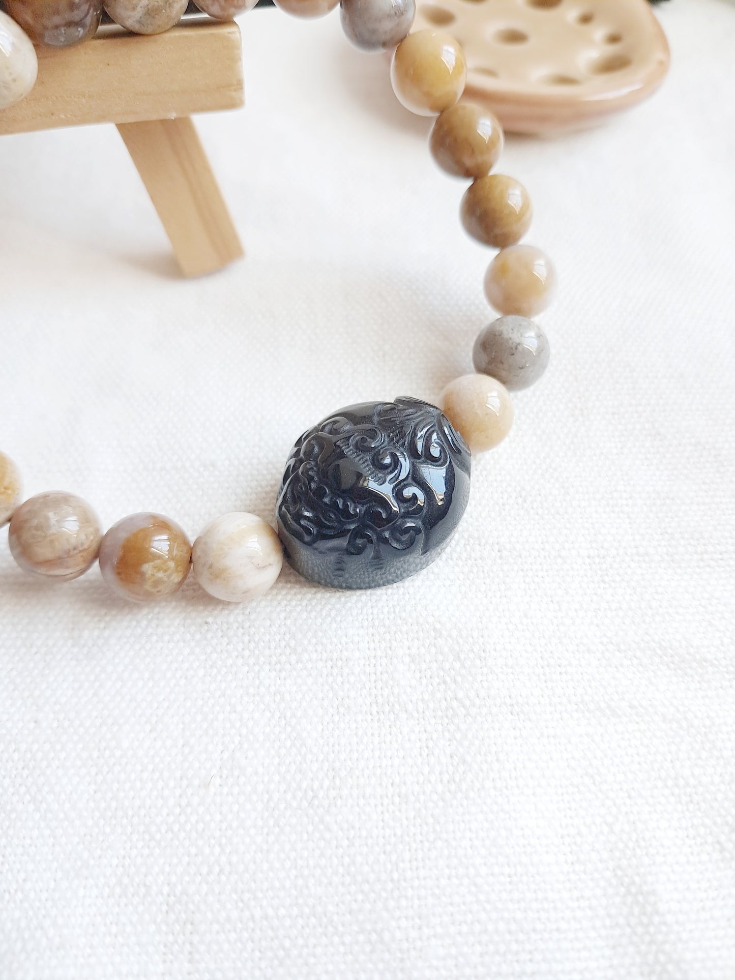 Bracelet Haechi (해치) en fossile de corail (agate chrysanthème) et obsidienne