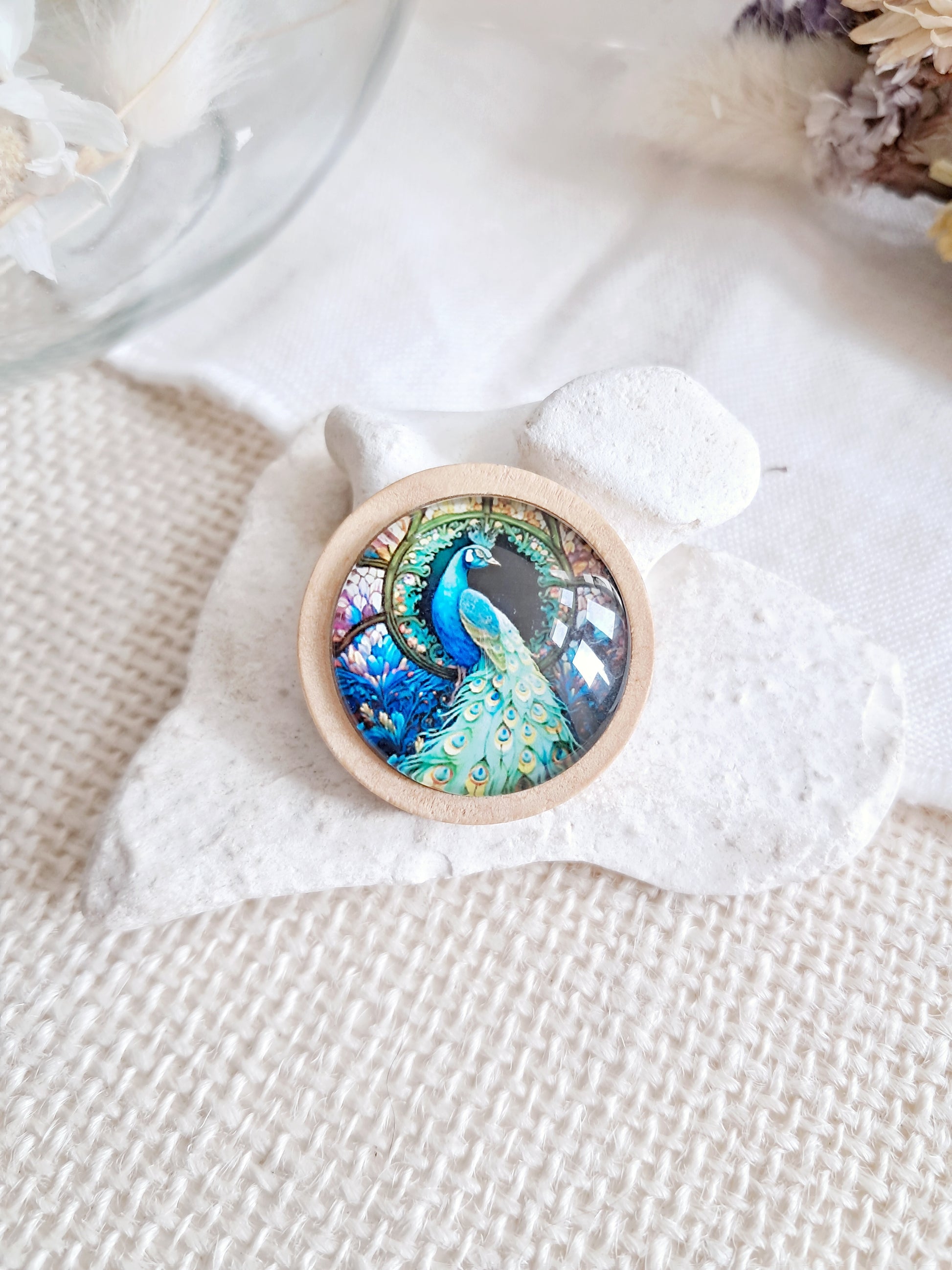 Broche cabochon oiseau paon