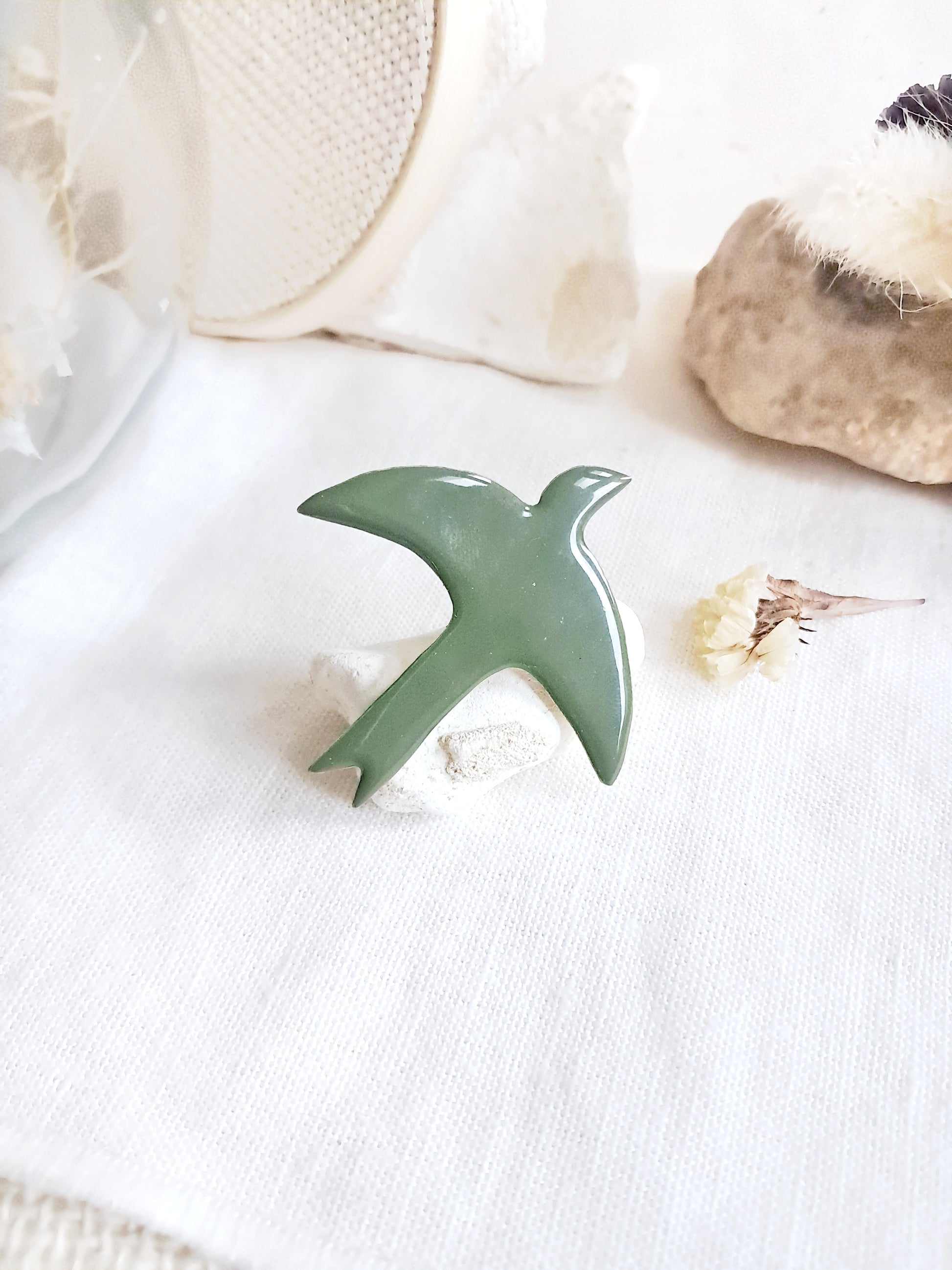 Pin's oiseau vert de Matisse en laiton et émail